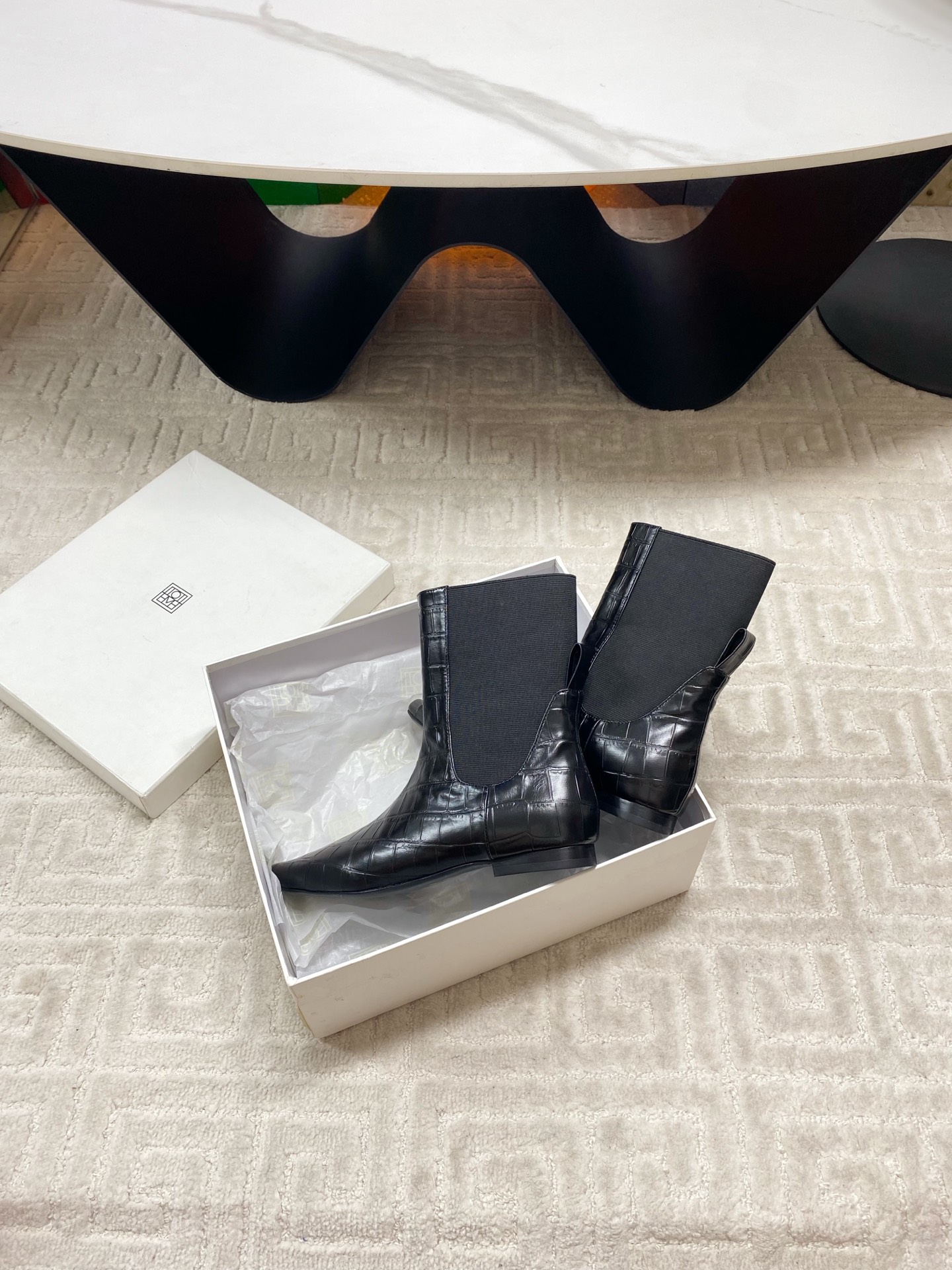 “Custom-Made Stylish Toteme Boots with Colorful Designs and Premium Materials: Imported, Size 35-39 (40,41 Available)” - 图片 7