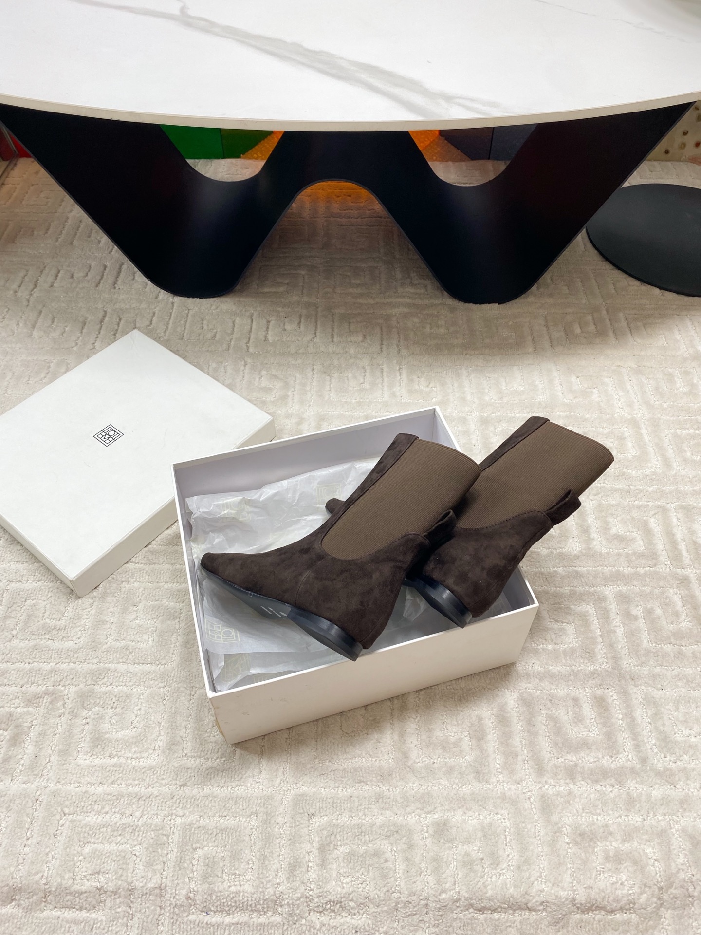 “Toteme Stylish Boots: Custom-made with Oxen-skin and Goose-shield Kyoyo Fabric, Imported in Sizes 35-39” - 图片 8