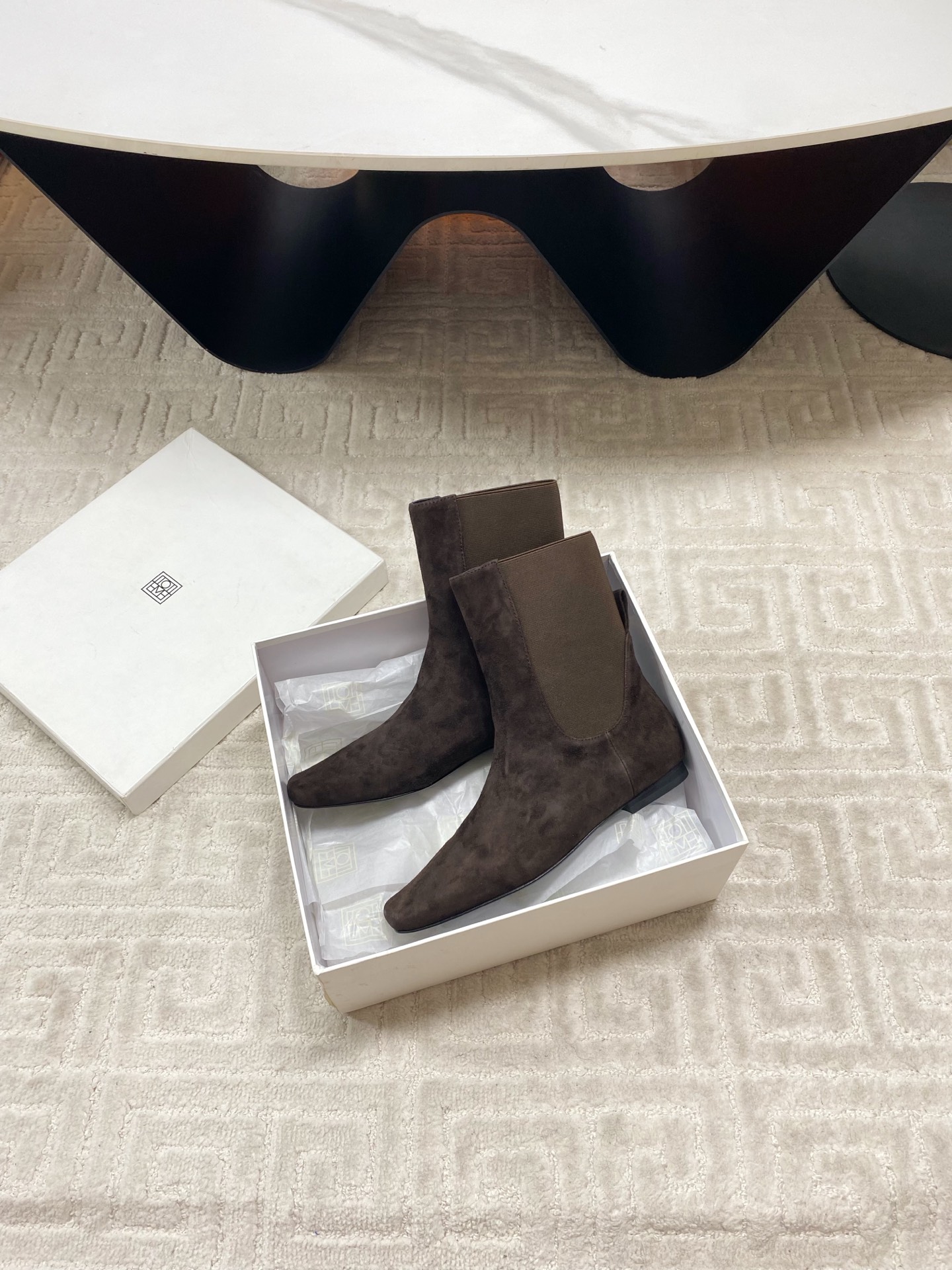 “Toteme Stylish Boots: Custom-made with Oxen-skin and Goose-shield Kyoyo Fabric, Imported in Sizes 35-39” - 图片 4