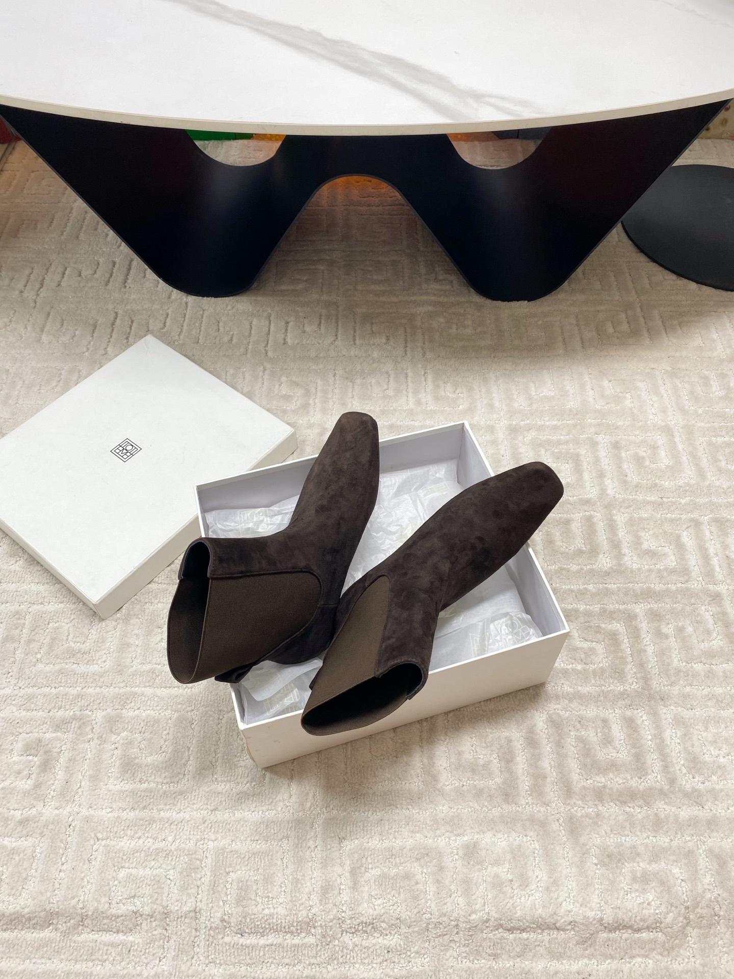 “Toteme Stylish Boots: Custom-made with Oxen-skin and Goose-shield Kyoyo Fabric, Imported in Sizes 35-39” - 图片 6