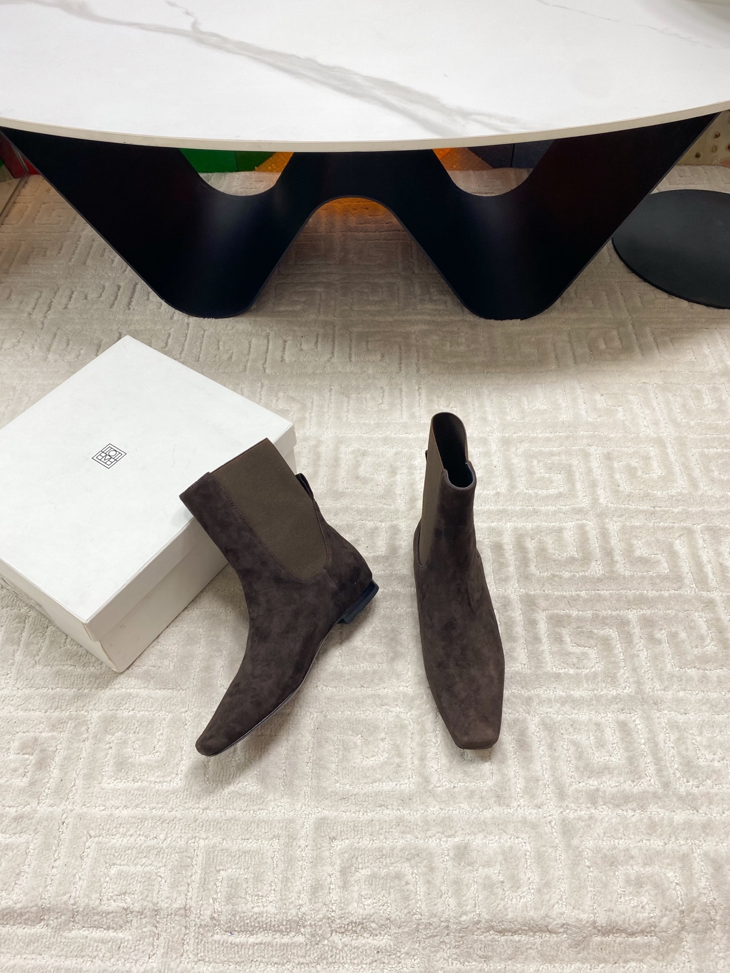 “Toteme Stylish Boots: Custom-made with Oxen-skin and Goose-shield Kyoyo Fabric, Imported in Sizes 35-39” - 图片 3