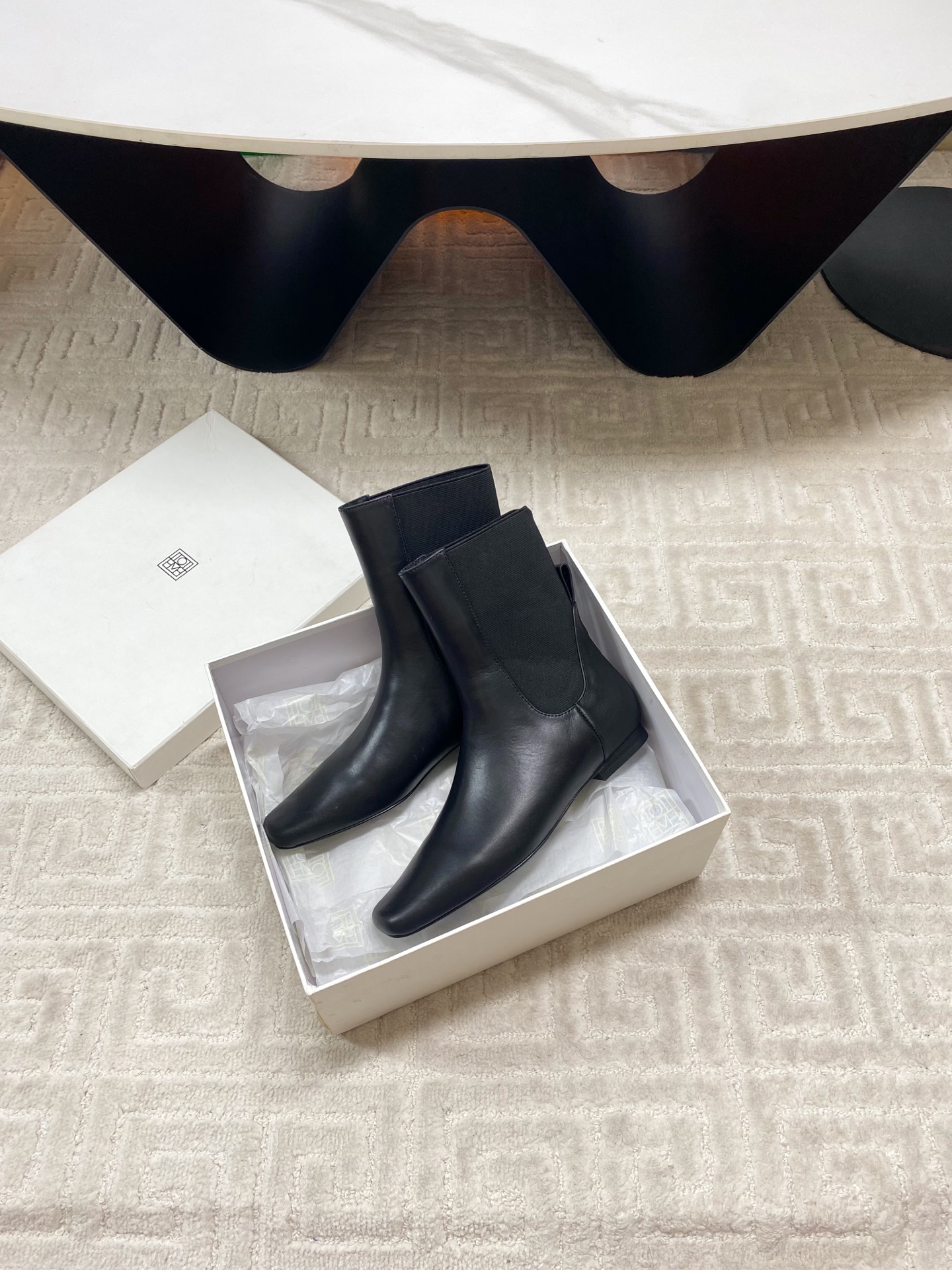 Handcrafted Colorful and Stylish Boots in Unique Materials: Toteme’s Original Designs - 图片 4