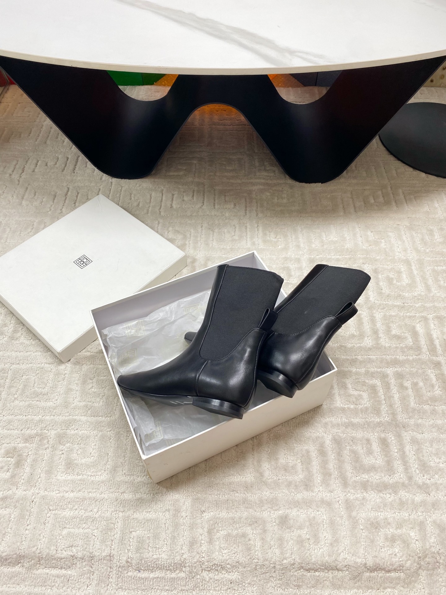 Handcrafted Colorful and Stylish Boots in Unique Materials: Toteme’s Original Designs - 图片 7