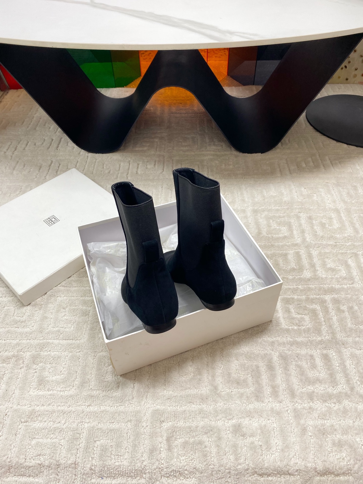 “Stylish Low-Key Boots with Colorful Designs in Custom-made Fabrics: A Detailed Look at Toteme’s Imports” - 图片 7