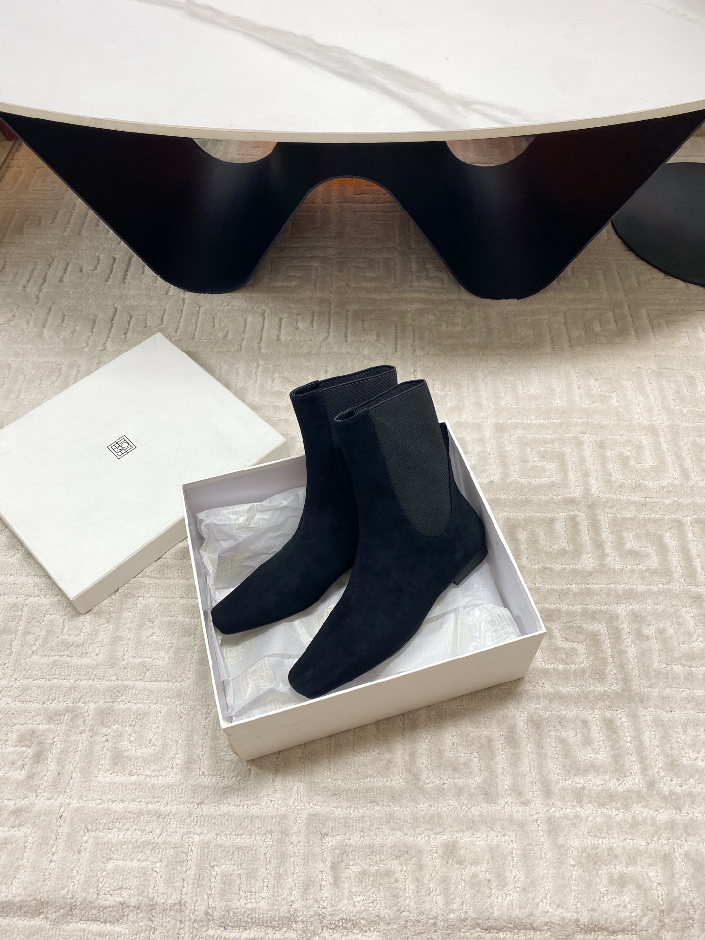 “Stylish Low-Key Boots with Colorful Designs in Custom-made Fabrics: A Detailed Look at Toteme’s Imports” - 图片 4