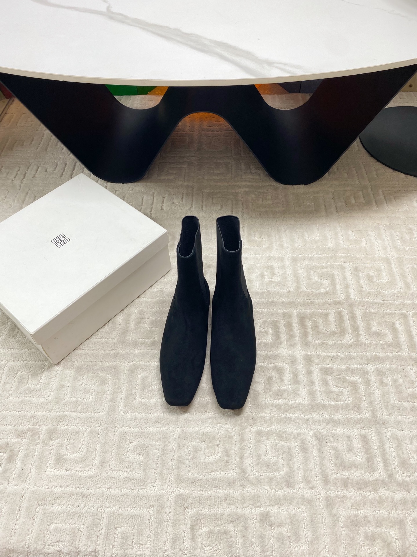 “Stylish Low-Key Boots with Colorful Designs in Custom-made Fabrics: A Detailed Look at Toteme’s Imports” - 图片 5