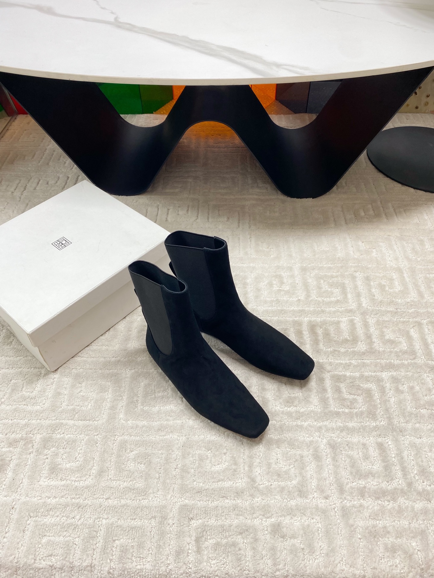“Stylish Low-Key Boots with Colorful Designs in Custom-made Fabrics: A Detailed Look at Toteme’s Imports” - 图片 1