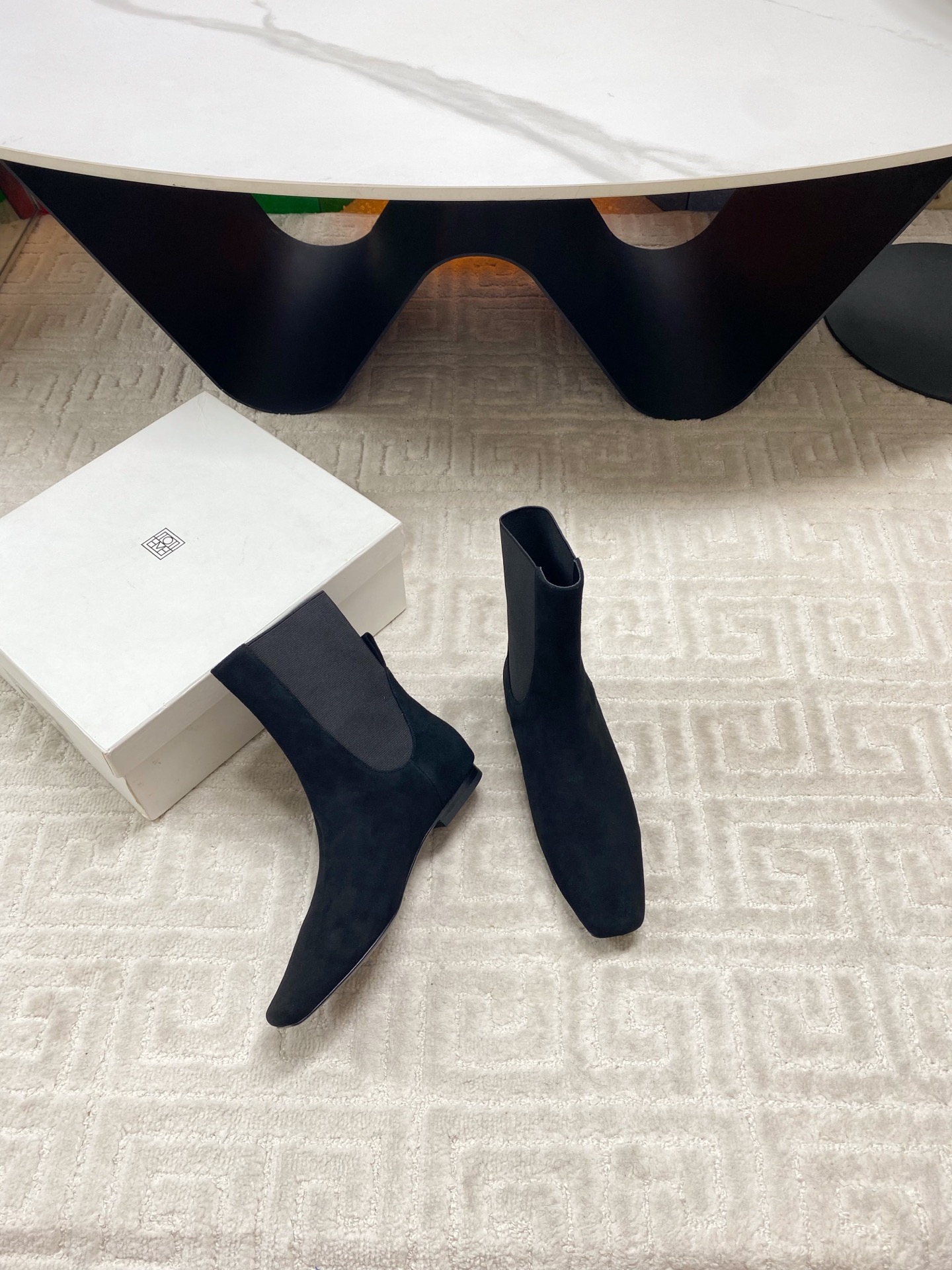“Stylish Low-Key Boots with Colorful Designs in Custom-made Fabrics: A Detailed Look at Toteme’s Imports” - 图片 3