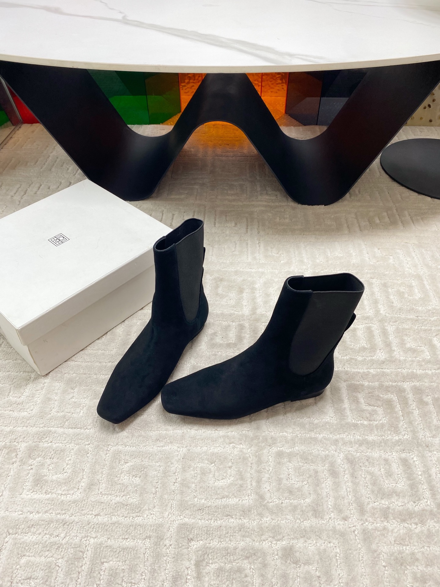 “Stylish Low-Key Boots with Colorful Designs in Custom-made Fabrics: A Detailed Look at Toteme’s Imports” - 图片 2