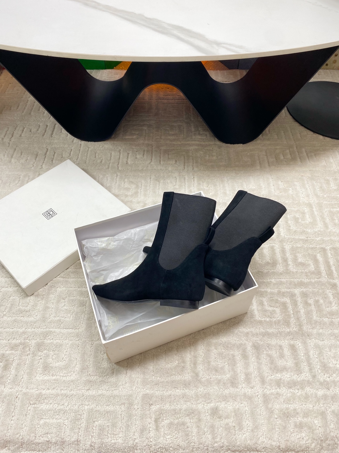 “Stylish Low-Key Boots with Colorful Designs in Custom-made Fabrics: A Detailed Look at Toteme’s Imports” - 图片 8