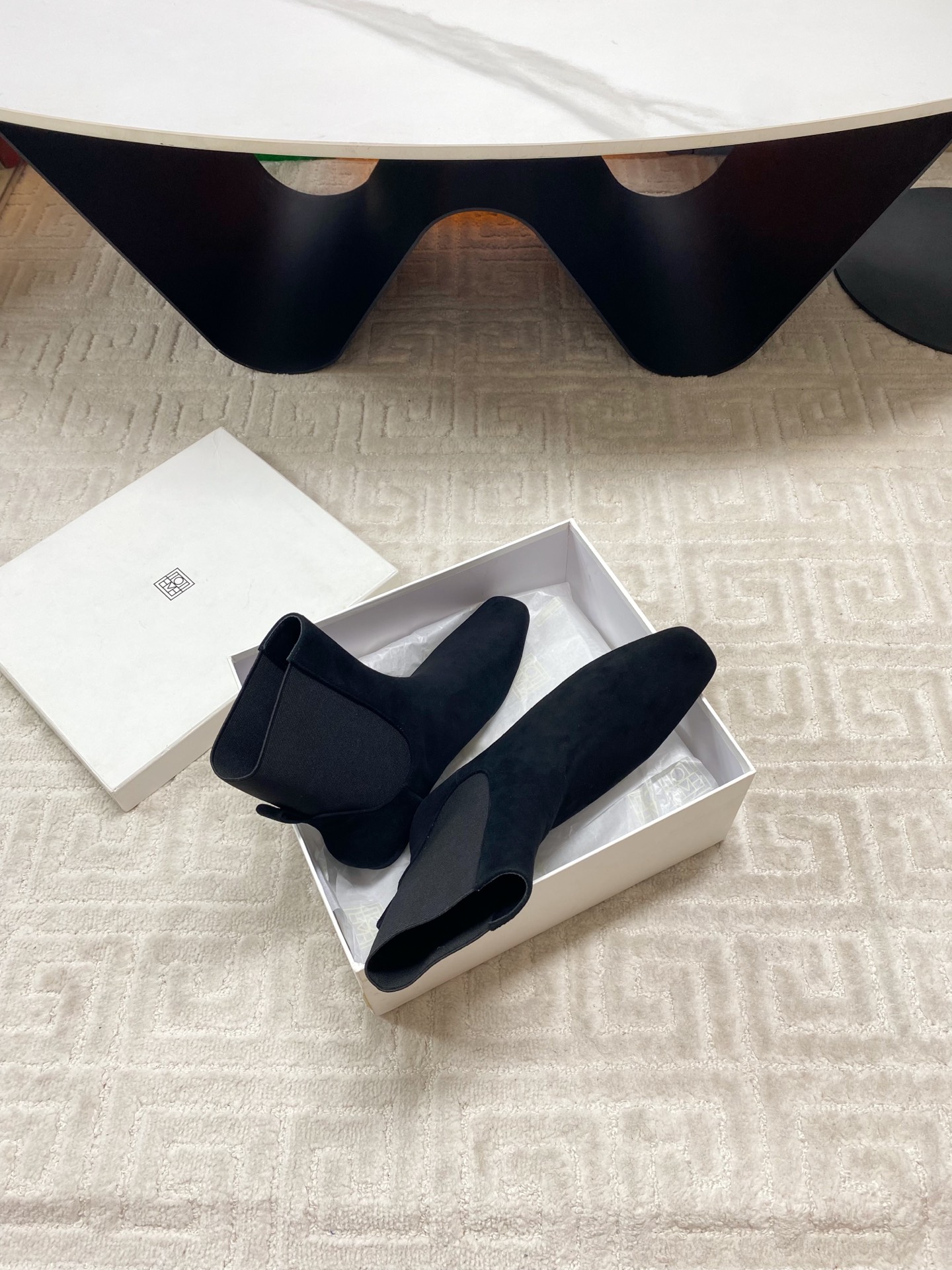 “Stylish Low-Key Boots with Colorful Designs in Custom-made Fabrics: A Detailed Look at Toteme’s Imports” - 图片 6