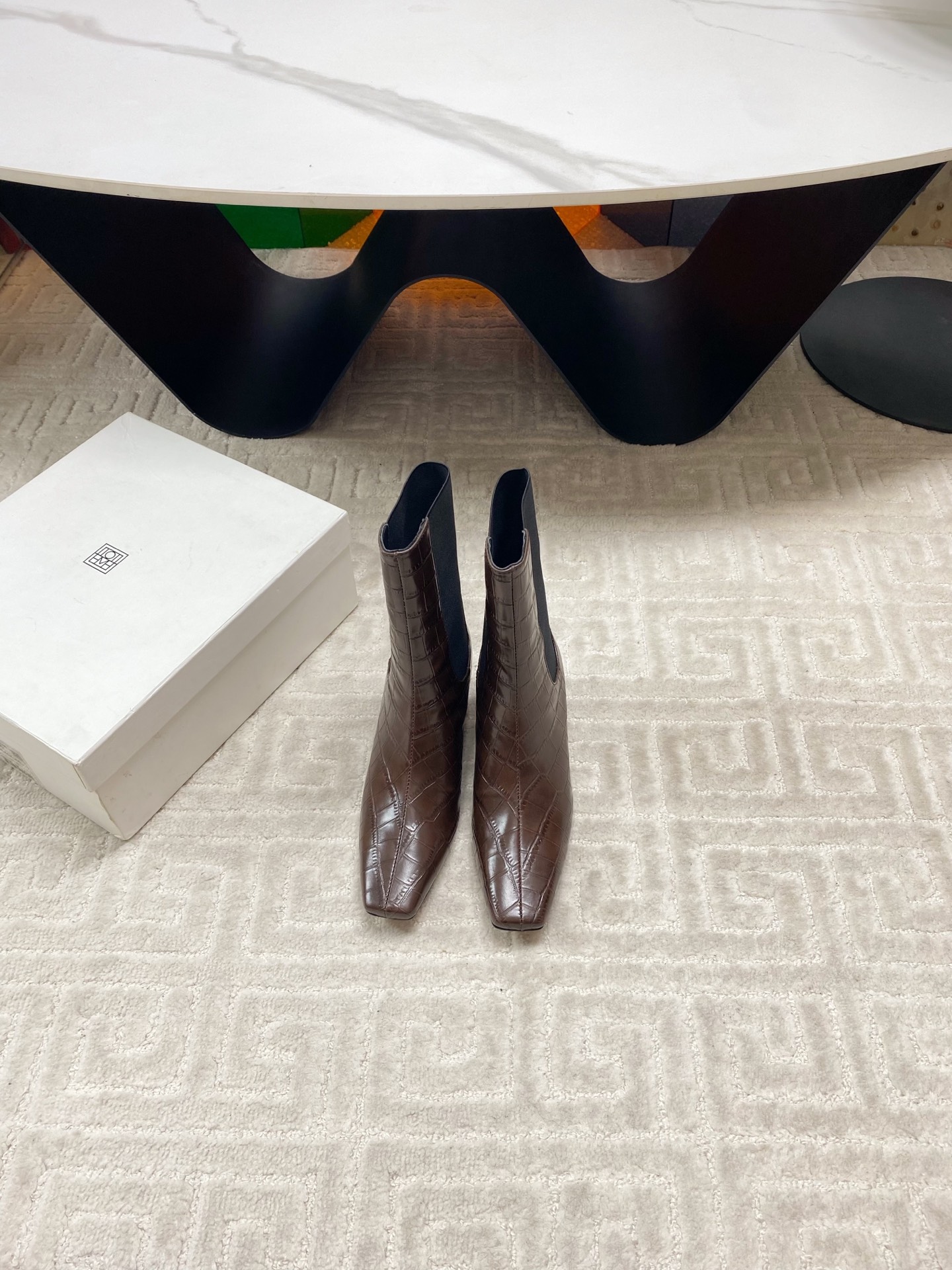 “Toteme Stylish Low-Key Boots: Custom Oxen-Skin & Kyoyo Fabric, Sheepskin Interior, Import Code 35-39” - 图片 5