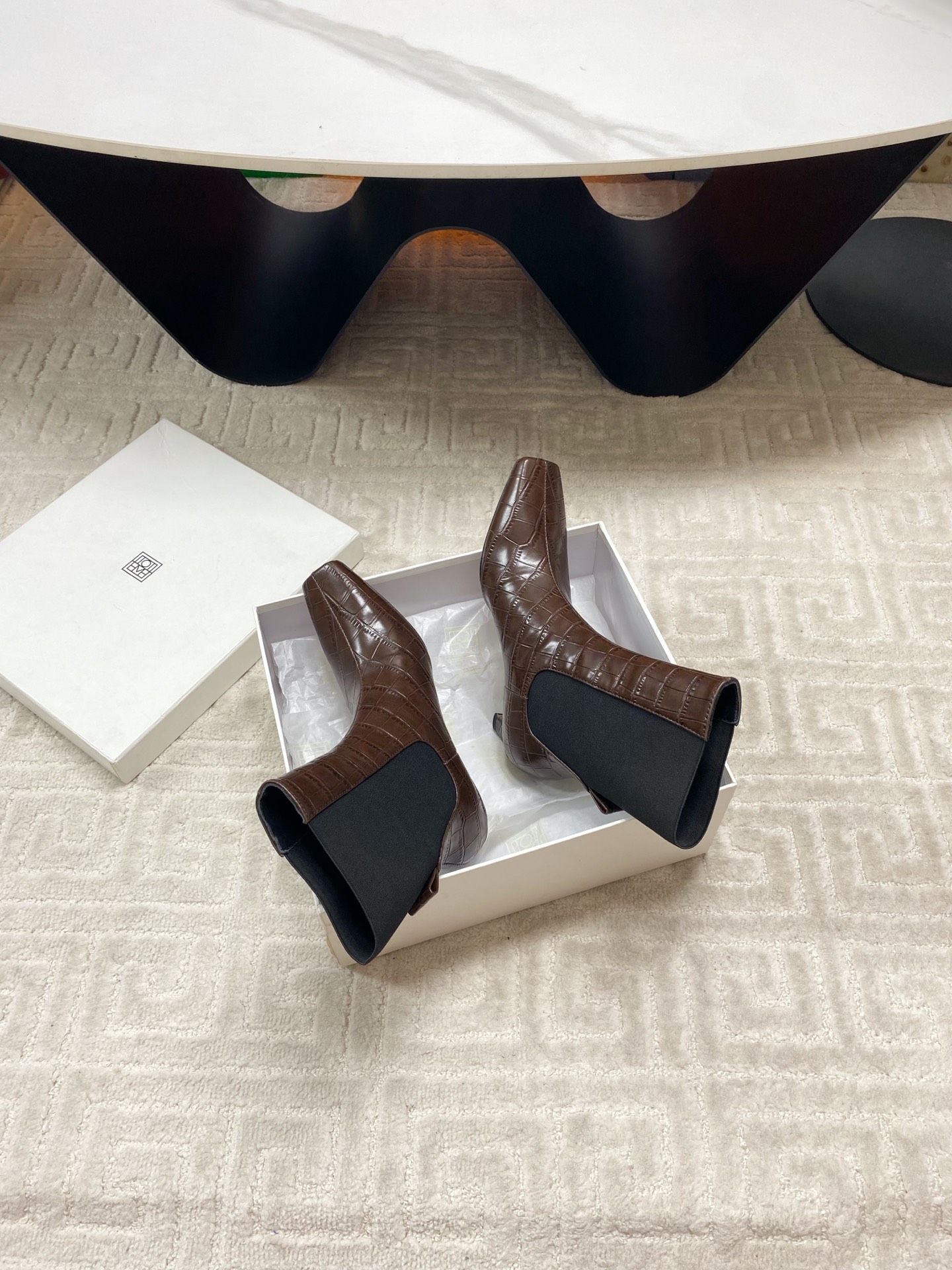 “Toteme Stylish Low-Key Boots: Custom Oxen-Skin & Kyoyo Fabric, Sheepskin Interior, Import Code 35-39” - 图片 6