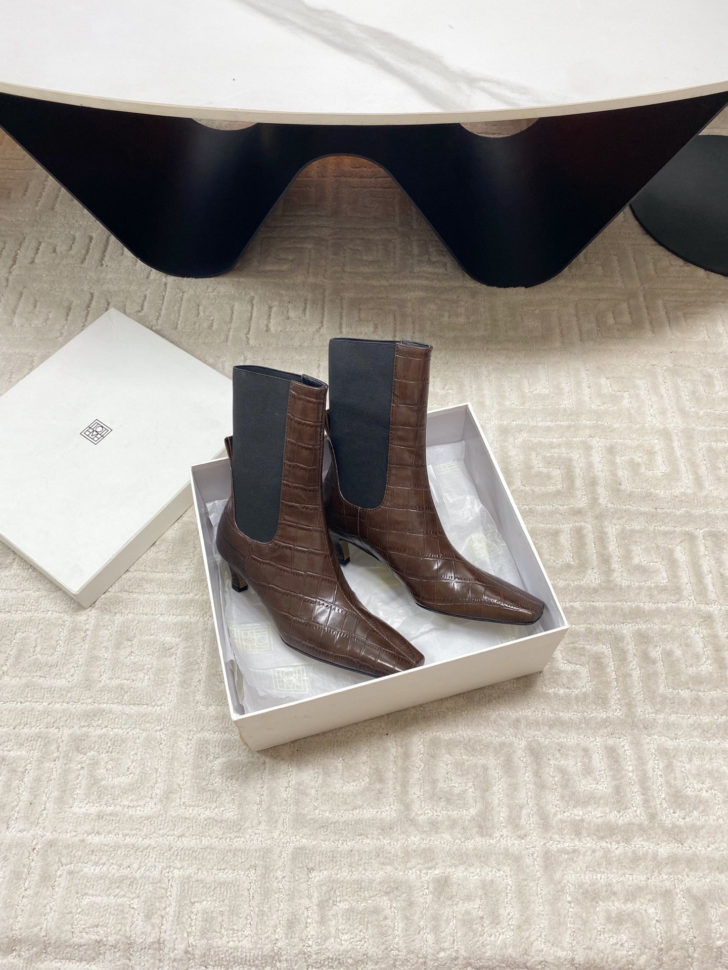 “Toteme Stylish Low-Key Boots: Custom Oxen-Skin & Kyoyo Fabric, Sheepskin Interior, Import Code 35-39” - 图片 4