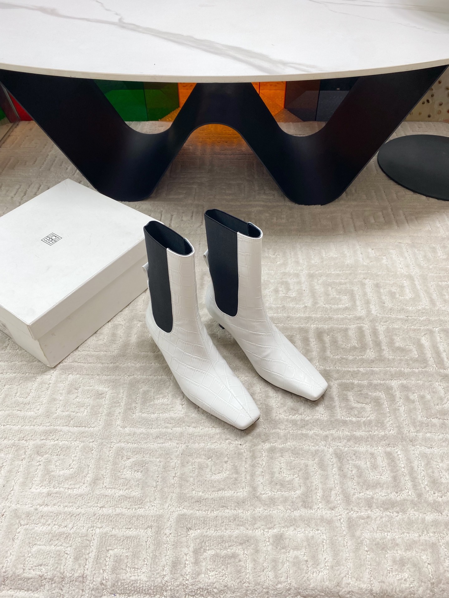 “Unique Custom-Made Low-Key Stylish Boots with Colorful Designs in Oxen-Skin and Goose-Shield Fabric” - 图片 1