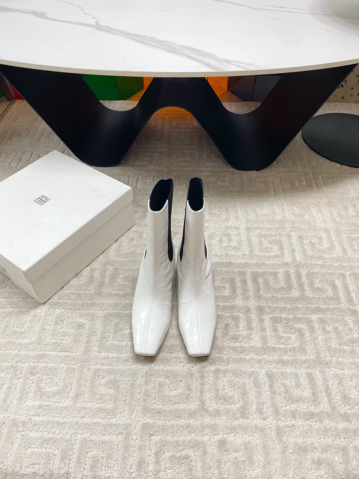 “Unique Custom-Made Low-Key Stylish Boots with Colorful Designs in Oxen-Skin and Goose-Shield Fabric” - 图片 5