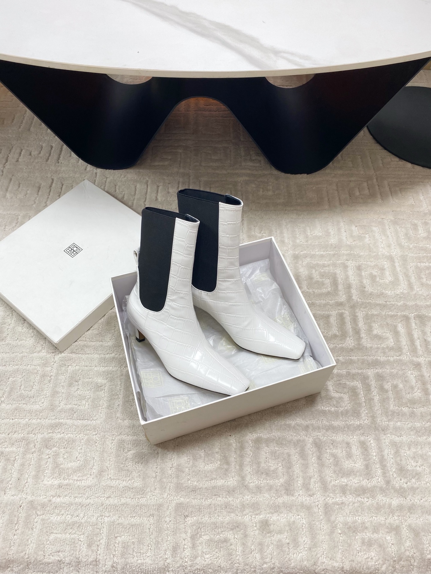 “Unique Custom-Made Low-Key Stylish Boots with Colorful Designs in Oxen-Skin and Goose-Shield Fabric” - 图片 4