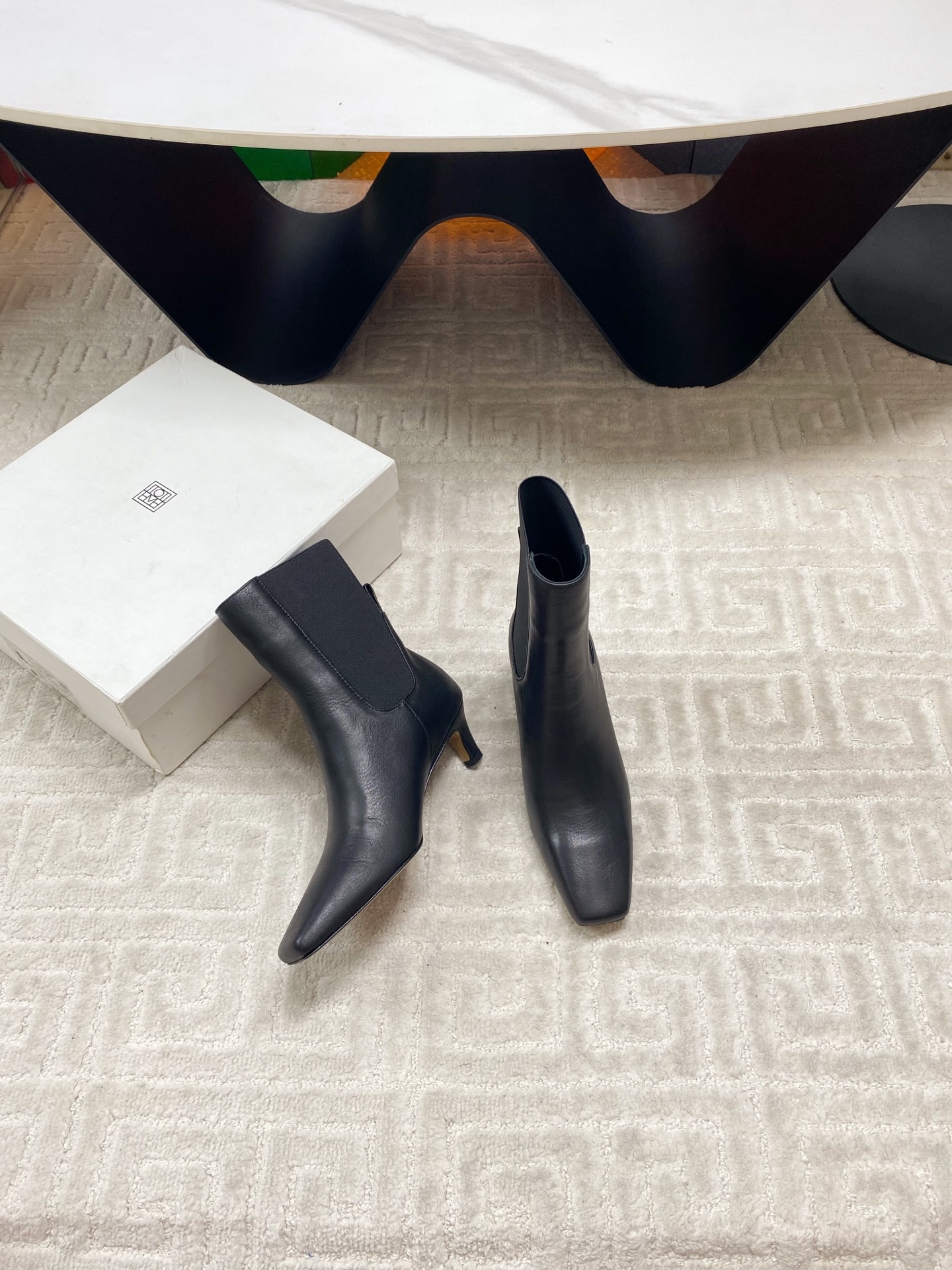 “Custom-Made Stylish Boots with Colorful Designs in Oxen-Skin and Kyoyo Fabric” - 图片 3