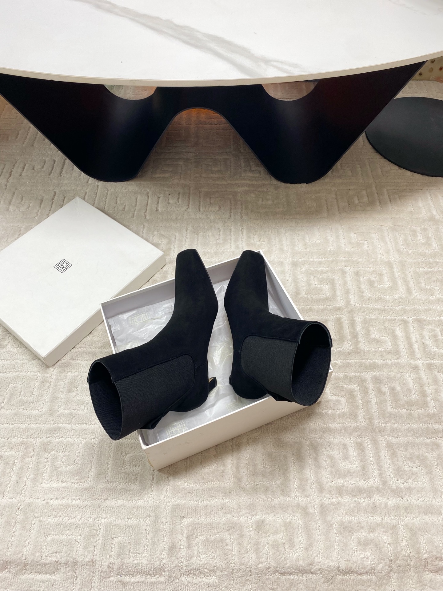 “Toteme Stylish Low-Key Boots in Oxen-Skin and Kyoyo Fabric, Code 35-39” - 图片 5