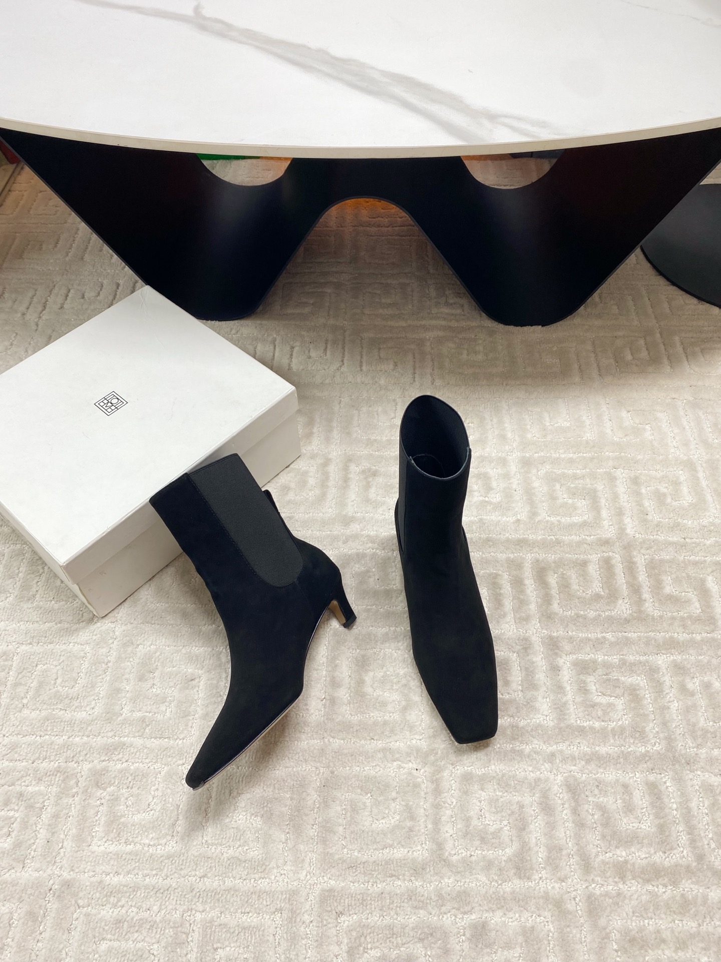 “Toteme Stylish Low-Key Boots in Oxen-Skin and Kyoyo Fabric, Code 35-39” - 图片 3