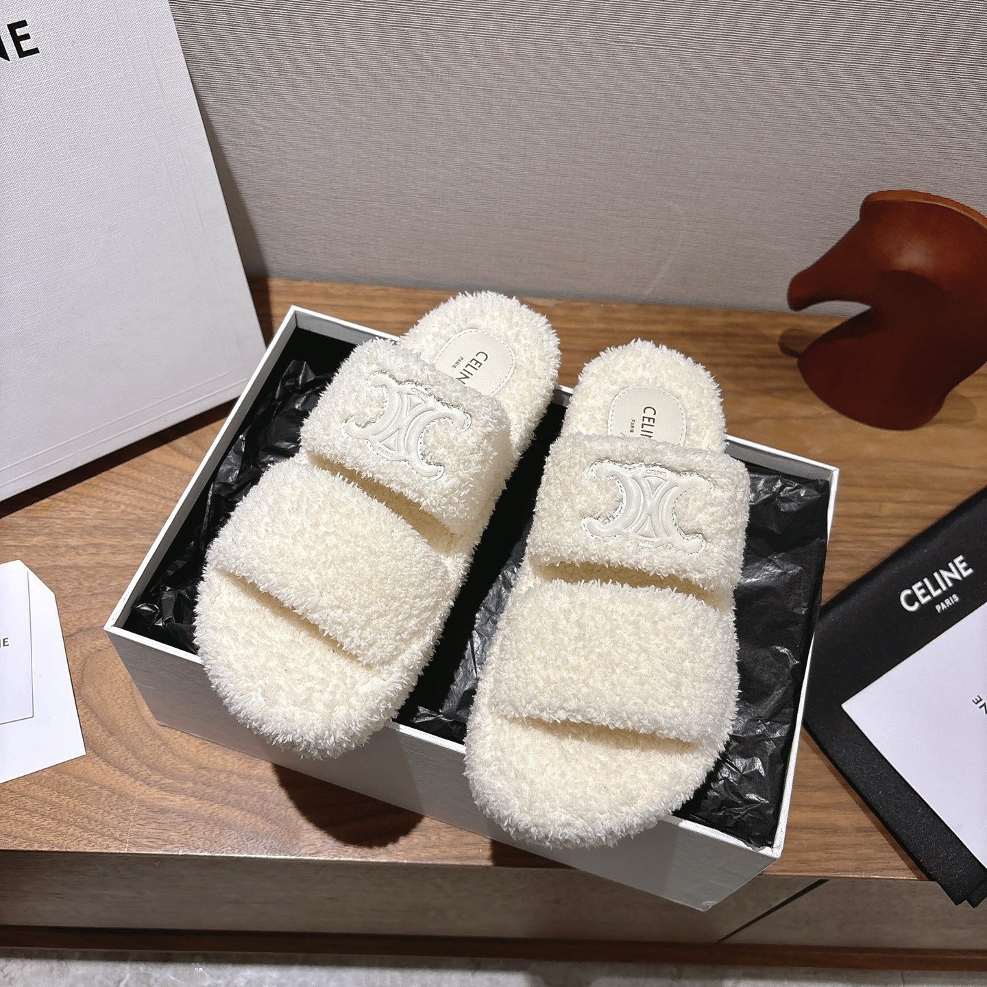 NO:626842,Celine/Céline 2025ss new home warm Arc de Triomphe wool slippers This season Celine made me fall in love with it again!  There are so many beautiful shoes this season. I really can’t get enough of this fur slipper, it’s so cute~ The fluffy wool is imported from Europe, grade A wool. The upper and foot pad logo are made of mixed sheepskin, and the original TPU material backing is wear-resistant and non-slip!  !  Size 35-39 (40 is custom-made and non-refundable), furry shoes and slippers, celine, celine, slippers, sheepskin19860909Celine/塞琳 2025ss新款居家保暖凯旋门羊毛拖鞋 这一季的赛琳又让我重新爱了它一次！这季节美鞋太多这款毛拖真的是让我无法自拔真太可爱了～ 毛茸茸的羊毛是选用欧洲进口A级羊毛 鞋面和垫脚logo采用混种羊皮, 原版TPU材质底片耐磨防滑！！ 码数35-39（40定做不退换）,毛毛鞋拖鞋,celine,celine,slippers,sheepskin,Women's Shoes