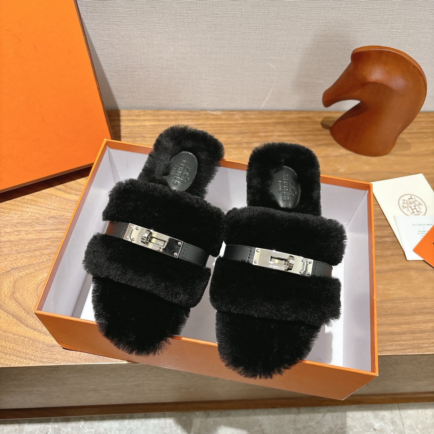 NO:545528,HERMES *Hermes fur integrated drag. This year, all the fabrics are made of furry wool. I knock on cute ones, feel like walking on cloud feet, barefoot or wearing them with socks, they are all fashionable. Fabric wool imported wool inside, original leather sole, size 35-39 (customized for 40.41, no return or exchange), semi-dragged wool shoes, hermes, hermes, socks19860909HERMES *爱马仕皮毛一体拖 今年面料均选用毛茸茸的羊毛,我敲可爱的,踩云脚感,光脚或者搭配个袜子穿,都时髦的不行哦 面料羊毛 内里进口羊毛 鞋底原版真皮鞋底 尺码35-39（40.41定制不退换),半拖毛毛鞋,hermes,hermes,socks,Women's Shoes