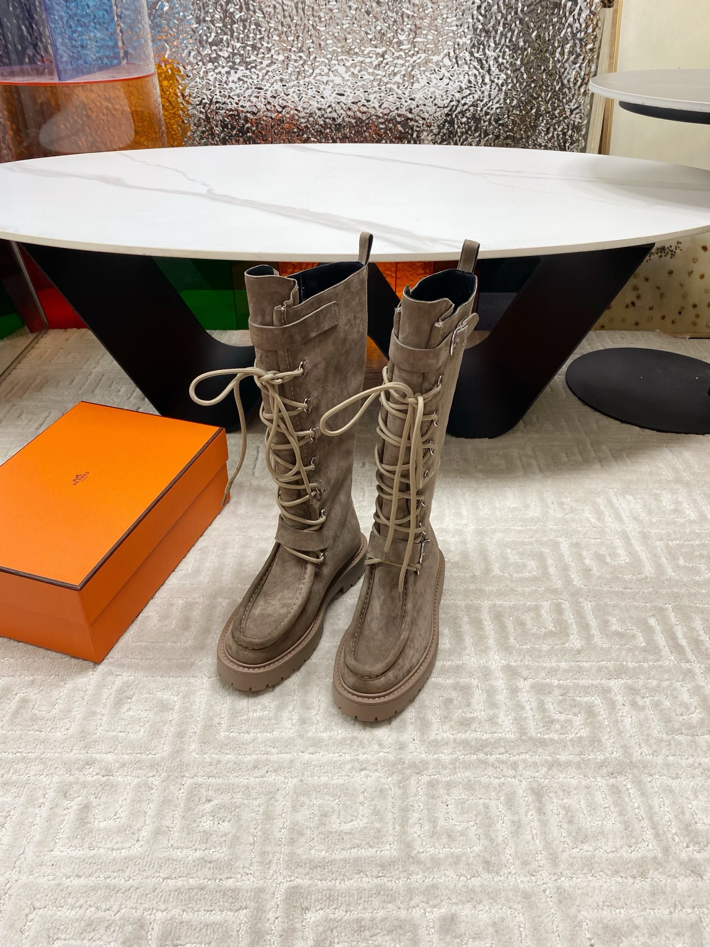 NO:626766,Hermes 25Fw new autumn and winter Land ankle boots series motorcycle style belt buckle boots lace-up thick-soled boots classic and simple!  The design style of boots is usually classic and simple, focusing on the smoothness of the lines and the elegance of the shape. It does not have too many complicated decorations, but can show the noble and majestic characteristics. This simple beauty is in line with the brand's consistent high-end positioning, and also makes its products have a sense of fashion that spans the times and can be popular for a long time. It presents a classic style with smooth and natural lines, which can elegantly wrap the leg lines and show the slender leg outline. It has a unique flavor whether it is paired with a skirt or trousers. The upper is made of customized calf leather.  Calf leather lining for foot pads, genuine leather welt on sole/original molded TPU outsole, size 35-39 (40.41 custom-made, non-returnable), boots, hermes, hermes, boots, skirts, cowhide19860909Hermes 爱马仕 25Fw秋冬新款Land及踝靴系列机车风皮带扣靴系带厚底靴 经典简约！靴子的设计风格通常以经典、简约为主,注重线条的流畅性和造型的优雅感.没有过多繁杂的装饰,却能展现出高贵大气的特质,这种简约之美符合品牌一贯的高端定位,也使其产品具有跨越时代的时尚感,能够长久流行.呈现出经典的款式,线条流畅自然,能够优雅地包裹腿部线条,展现出修长的腿部轮廓,无论是搭配裙装还是裤装都别有一番风味. 鞋面定制小牛皮 内里垫脚牛皮 鞋底真皮沿条/原版开模TPU大底 码数35-39（40.41定做不退换）,靴子,hermes,hermes,boots,skirts,cowhide,Women's Shoes