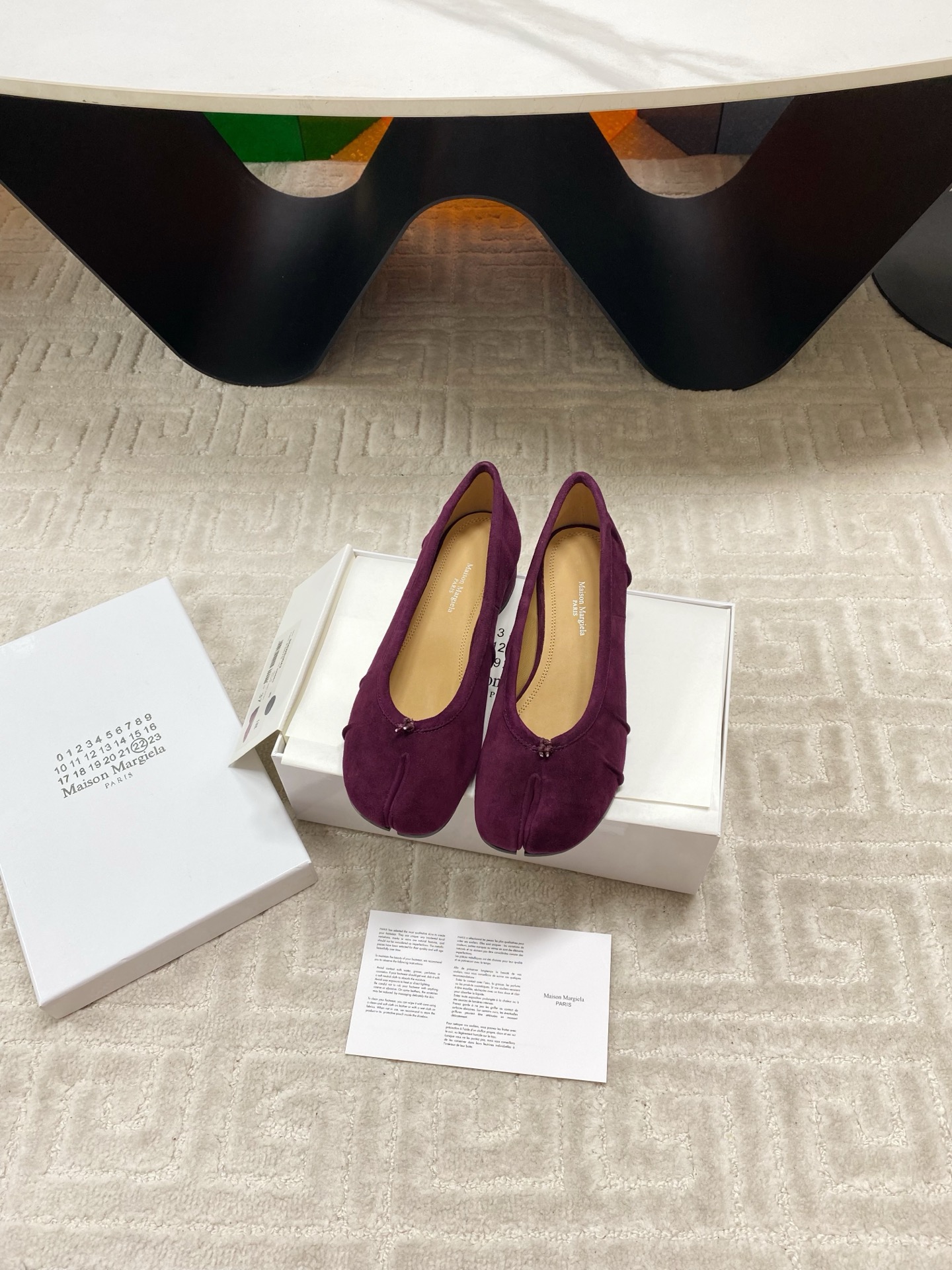 NO:626731,Maison Margiela* 25AW new split-toe shoes adopt a unique split-toe design, which is shaped like a pig's trotter. The shoe shape is simple and elegant, with smooth lines. The split-toe part of the toe is its iconic feature and is highly recognizable. The overall style has a sense of fashion and personality. It can be paired with simple jeans to create a casual and casual daily look; it can also be combined with an elegant dress to add a touch of personality and fashion to the overall outfit. It can become the highlight of the style whether it is daily outing or participating in some fashion events.  Upper sheepskin/sheep leather lining sheepskin outsole Italian genuine leather sole Size35-39 (40,41 custom-made non-returnable), split-toe shoes, skirts, jeans, sheepskin, sheep19860909Maison Margiela* 25AW 新品分趾鞋 采用独特的分趾设计,形似猪蹄,鞋型简约大方,线条流畅,鞋头的分趾部分是其标志性特征,辨识度很高,整体风格兼具时尚感与个性.可搭配简约的牛仔裤,打造随性休闲的日常造型；也能与飘逸的连衣裙组合,为整体穿搭增添一丝个性与时尚感,无论是日常出街还是参加一些时尚活动,都能成为造型的亮点. 鞋面羊皮/羊京 内里羊皮 大底意大利真皮底 Size35-39（40,41订做不退换）,分趾鞋,skirts,jeans,sheepskin,sheep,Women's Shoes