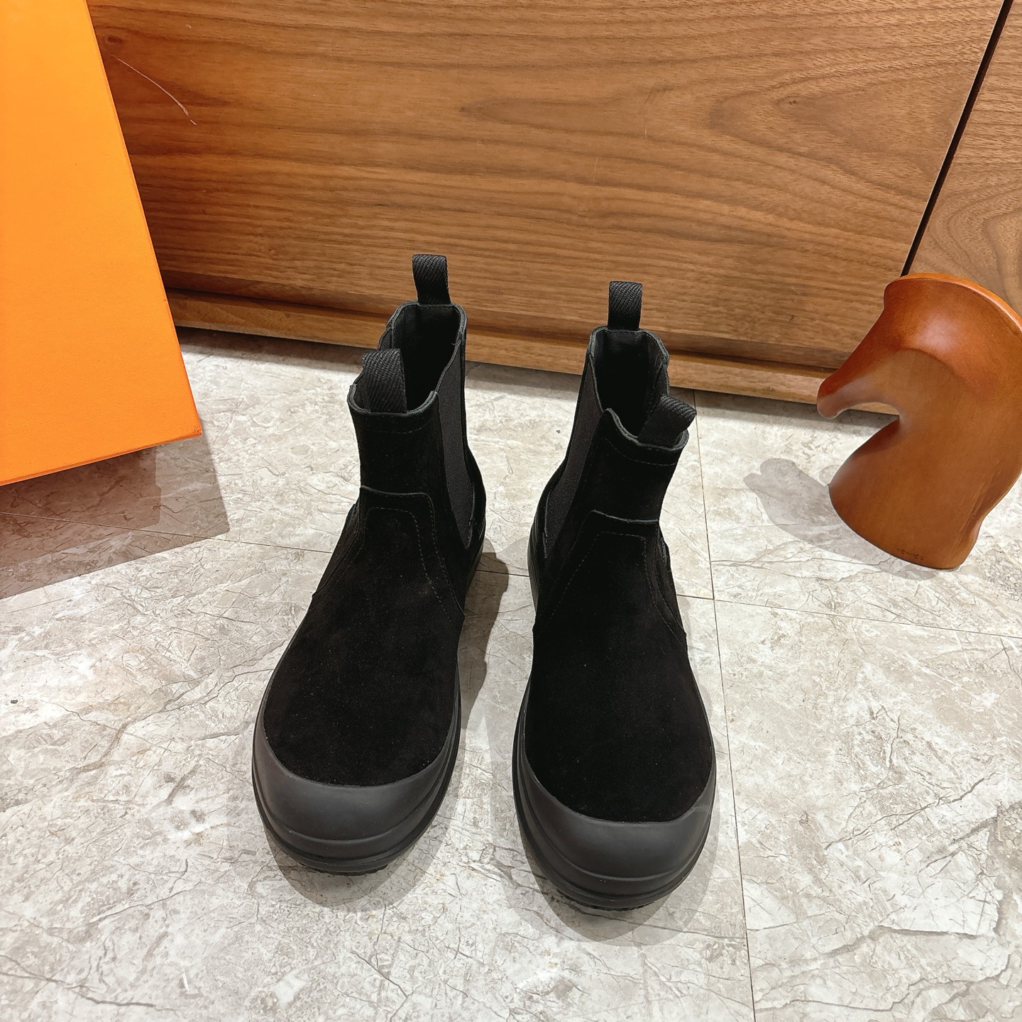 NO:626761,-Top quality Hermes H family 25 autumn and winter new Kobes series suede ankle boots one-leg elastic band Chelsea boots  The classic Chelsea boot style is a classic style of short boots with no laces. It usually relies on the elastic elastic bands on both sides for easy putting on and taking off, while creating a simple and neat line. This boot style not only retains the retro charm, but can easily adapt to a variety of styles, whether it is casual or formal style, and is both practical and fashionable. The upper is high-mercerized cowhide leather, the lining is sheepskin, and the sole is an open-molded TPU outsole.  Size 35-39 (40 is custom-made and cannot be returned or exchanged), boots, hermes, hermes, boots, sheepskin, chamois leather19860909-顶级品质 Hermes 爱马仕 H家 25秋冬新款Kobes系列麂皮绒面及踝靴一脚蹬松紧带切尔西短靴 经典的切尔西靴款,是一种经典的短靴风格,没有鞋带,通常依靠两侧的弹性松紧带方便穿脱,同时塑造出简洁利落的线条感.这种靴型既保留了复古韵味,又能轻松适配多种风格的穿搭,无论是休闲风还是偏正式的风格都能驾驭,兼具实用性与时尚度. 鞋面高丝光牛猄皮 内里垫脚羊皮 鞋底开模TPU大底 码数35-39（40定做不退换）,靴子,hermes,hermes,boots,sheepskin,chamois leather,Women's Shoes