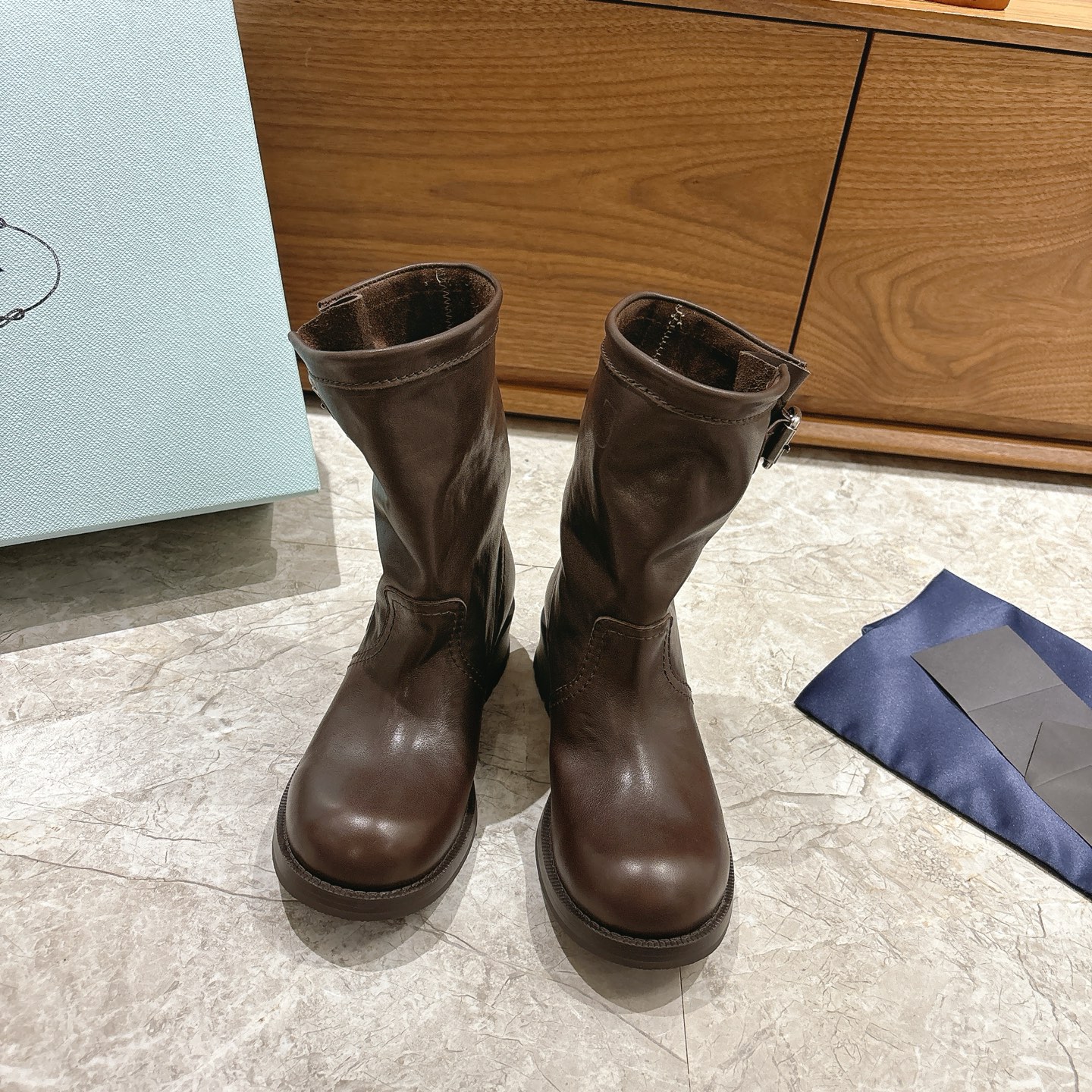 NO:626756,Molded sole/genuine leather sole top Prada is coming... 25 Prada retro Western cowboy boots, wrinkled knight boots, fashionable motorcycle Martin boots, unique taste, everyone loves and can easily control them. Different from previous boots, this model adds natural wrinkles, allowing the natural stacking feeling of the leather to modify the leg shape, showing the slim and elongated proportion of the legs, and adding a sense of casual relaxation, full of laziness. Fabric: 1:1 custom waxed calfskin  Lining + feet: mixed sheep Hardware: private mold alloy outsole molded rubber outsole/original leather combination outsole Heel height 3cm Size 35-39 (40 customizations are non-refundable), boots, prada, prada, boots, cowhide19860909成型底/真皮底顶级prada来袭……25款Prada普拉达复古西部牛仔靴皱皱骑士靴 时尚机车马丁靴,独到味道,人人都爱也轻松驾驭 不同于以往的靴子,此款更添加自然褶皱,让皮料的自然堆叠感更修饰腿型,显腿瘦拉长比例,并增加随性松弛感,慵懒感满满 面料: 1:1定制腊柔小牛皮 内里+垫脚:混种羊 五金:私模合金 大底模具成型橡胶大底/原版真皮组合大底 跟高3cm 码数35–39（40定制不退换）,靴子,prada,prada,boots,cowhide,Women's Shoes