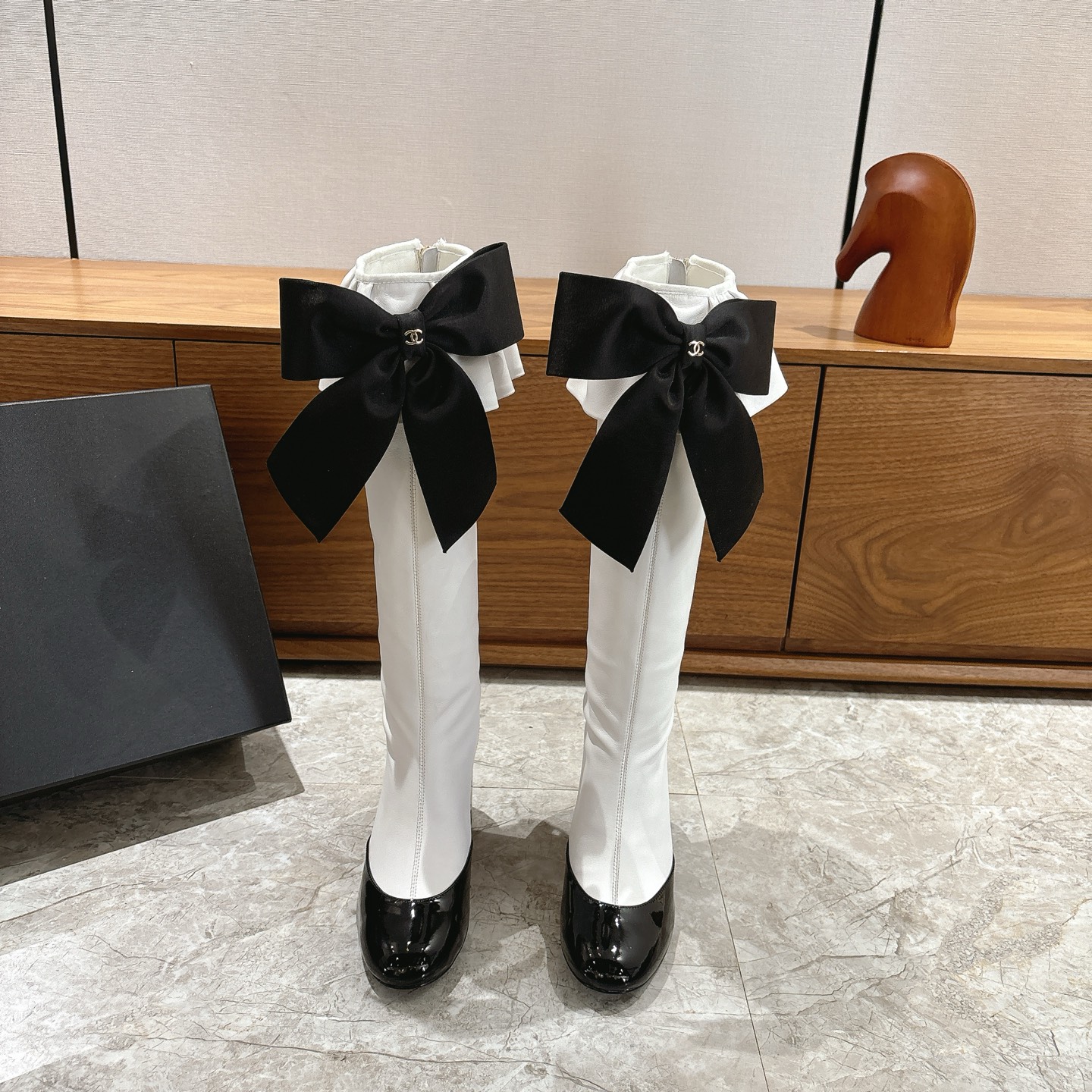 NO:626741,CHANEL Chanel 25 autumn and winter catwalk style bow boots. Xiaohongshu highly recommends them. They look good no matter how you match them. A must-have for fashion. Ms. Chanel loves simple and irresistible combinations to show her unique dressing style. She can mix and match freely to shine. Follow the fashionable steps of Grandma. Zoom in on the exquisite details. The upper is made of calfskin. The lining is mixed sheepskin. The heel height is 8.5CM. Italian genuine leather outsole.  Size35-39 (40 customization is not returnable), boots, chanel, chanel, boots, cowhide, sheepskin, Leather soles19860909CHANEL香奈儿25秋冬走秀款蝴蝶结长靴 小红书力推款 怎么搭配都好看 时髦精必备 香奈儿女士钟爱简约又难以抗拒搭配展现与众不同的穿搭风格、自由混搭闪耀到位 跟紧香奶奶时尚步伐 精致细节放大看 鞋面采用小牛皮 内里混种羊皮 跟高8.5CM意大利真皮大底 Size35-39（40定制不退换）,靴子,chanel,chanel,boots,cowhide,sheepskin,Leather soles,Women's Shoes