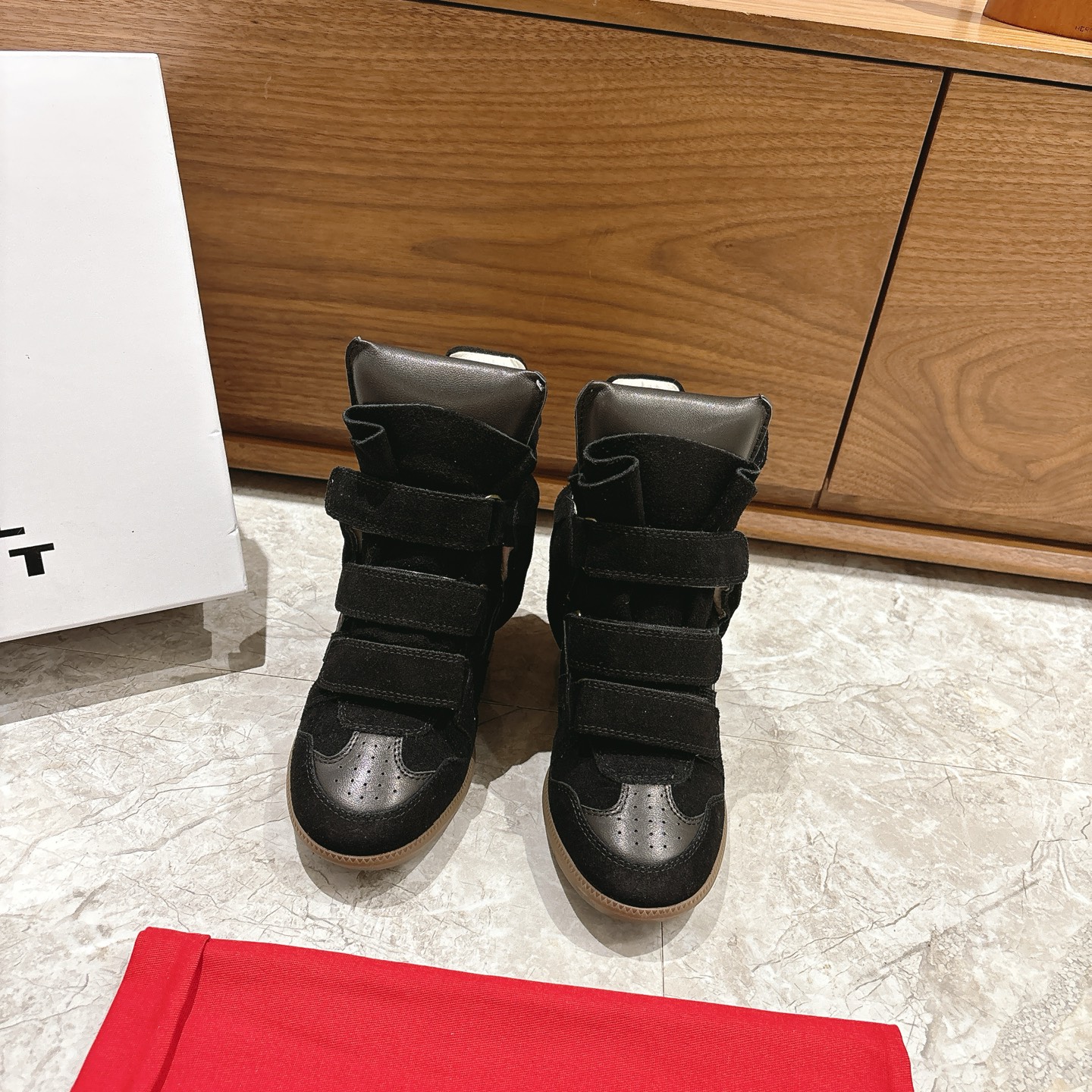 NO:626746,Top-quality ISABEL MARANT/Isabel classic retro color-blocked casual high sneakers. This pair of shoes cleverly integrates the brand's iconic casual style. Simple and smooth lines outline a fashionable silhouette. The well-designed inner core of the sole can elongate the leg line, avoiding the rigid 'hate the sky' feeling. The soles of the feet are evenly stressed when walking, and there is no feeling of fatigue when worn for a long time. Whether paired with high-waisted jeans to create a lazy street style, or paired with a floral skirt to balance the sweet and cool style.  Easily integrate into the shape. The details of the brand logo on the side of the shoe are low-key and highlight the texture. The '**' is no longer a deliberate pursuit but a plus point for comfortable wear. The fabric is made of original customized leather. The inner foot pads are all cowhide. Original molded custom TU outsole size 35-39 (customized for 40), snow boots, boots, sneakers, skirts, jeans, cowhide19860909顶级品质ISABEL MARANT/伊莎贝尔经典复古内增拼色休闲高运动鞋 这双鞋巧妙融入品牌标志性的随性风格 简约流畅的线条勾勒出时尚轮廓. 鞋底精心设计的内** 能拉长腿部线条 既规避了生硬的“恨天高”感 行走时脚掌受力均匀 久穿也无疲惫感. 无论是配高腰牛仔裤打造慵懒街拍感, 还是搭碎花半裙平衡甜酷风格 轻松融入造型 鞋侧的品牌标识细节 低调彰显质感 让“**”不再是刻意的追求 而是自在穿搭里的加分项. 面料采用原版定制皮料 内里垫脚均为牛皮 原版开模定制TU大底 size35-39（40定制）,雪地靴,boots,sneakers,skirts,jeans,cowhide,Women's Shoes