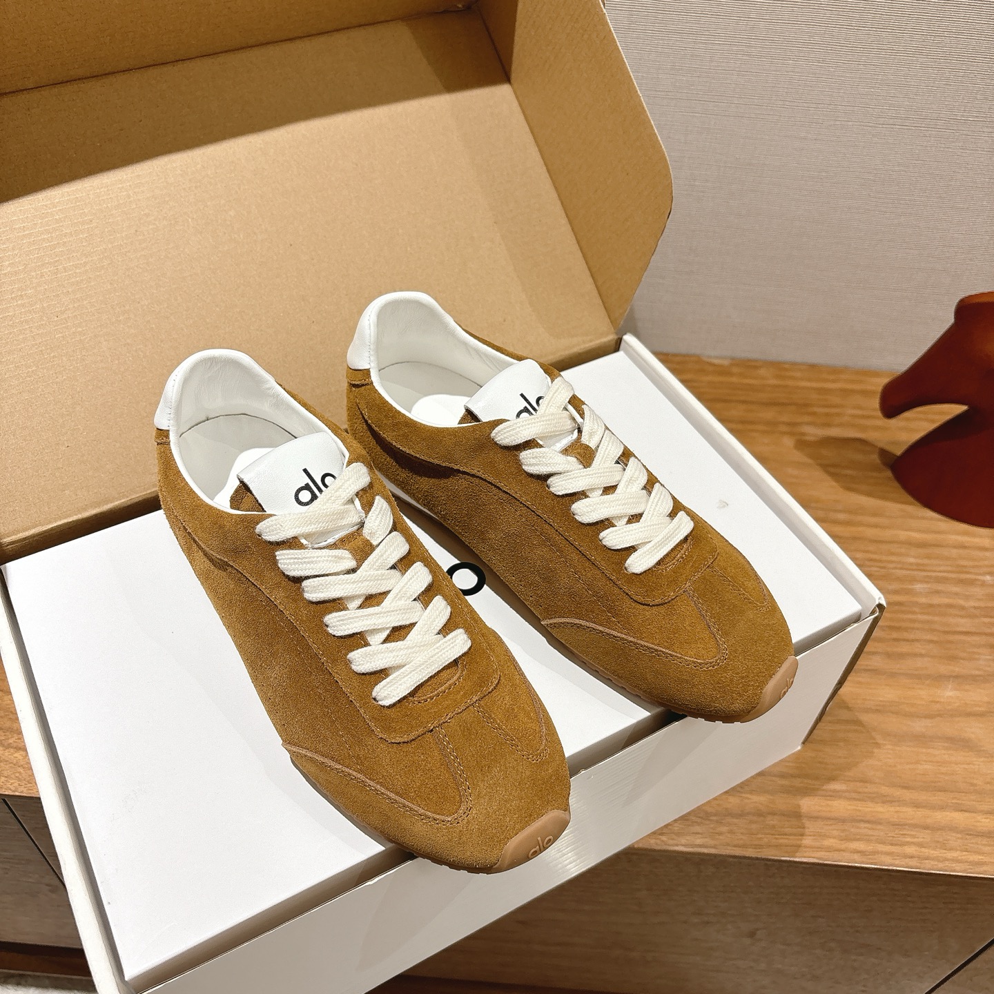 NO:626736,, Men's 10 alo niche trendy brand 2025ss new lace-up comfortable casual shoes moral training shoes flat forrest shoes super versatile on the feet!  And it’s super comfortable! It’s not heavy on your feet at all!  Very light!  It looks even better with socks!  And it’s the same style recommended by celebrities ~ Material imported calfskin, lining imported sheep lining, outsole original molded rubber outsole Size women’s size 35-39 (customized at 40, non-returnable) Men’s size 40-45 (customized at 45, non-refundable), casual shoes/sports shoes, sneakers, cowhide19860909,男10 alo小众潮牌 2025ss新款系带舒适休闲鞋德训鞋平底阿甘鞋 上脚超级百搭！而且超级舒适～上脚一点都不沉重！非常轻便！套上袜套搭配更好看！而且还是明星同款推荐～ 材质进口小牛皮 内里进口羊里 大底原版开模橡胶大底 Size女码35-39（40定制不退换） 男码40-45（45定制不退换）,休闲鞋/运动鞋,sneakers,cowhide,Women's Shoes