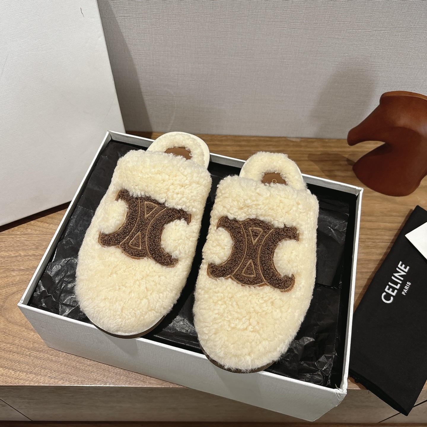 NO:545579,Top quality Celine/Celine 2025ss autumn and winter new lamb fur Birkent toe-drag fur slippers, very comfortable and warm on the feet. This season's Celine made me love it again!  There are too many beautiful shoes in this season. This kind of fur drag really makes me unable to extricate myself. It's so cute. The furry wool is made of European imported A-grade lamb fur, which is comfortable and warm!  The foot pad logo is made of mixed-bred sheepskin, and we chose the same material as the original version as the backsheet!  !  Number of codes: 35-39 (40 custom made without return) with original packaging, semi-torn fur shoes, celine, celine, slippers, sheepskin19860909顶级品质 Celine/塞琳 2025ss秋冬新款羊羔毛勃肯包头拖毛毛拖鞋,上脚非常舒适保暖 这一季的赛琳又让我重新爱了它一次！这季节美鞋太多这款毛拖真的是让我无法自拔真太可爱了～ 毛茸茸的羊毛是选用欧洲进口A级羊羔毛,舒适保暖！ 垫脚logo部位采用混种羊皮, 大底我们选用的是与原版一样的材质底片耐磨防滑！！ 码数:35-39（40定做不退换） 配原版包装,半拖毛毛鞋,celine,celine,slippers,sheepskin,Women's Shoes