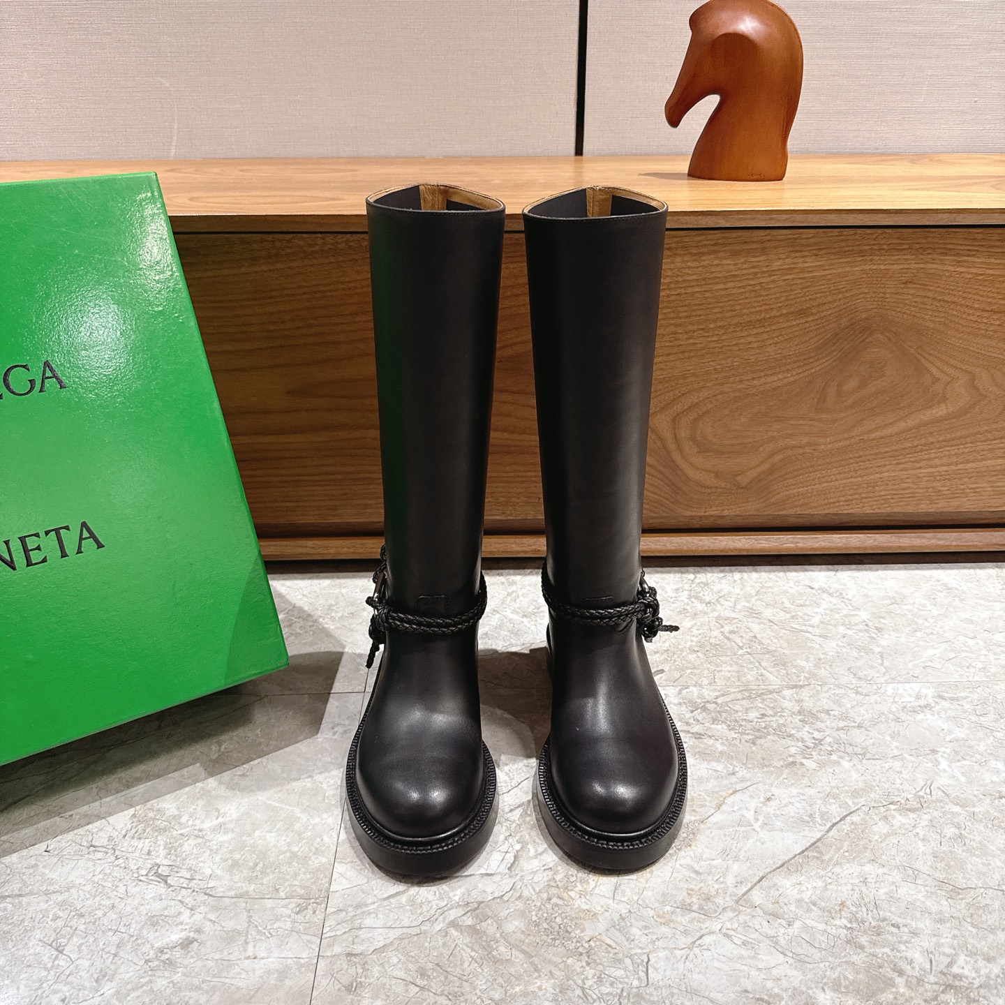 NO:626754,BV women's James knee-high boots, family elements, BOTTEGA VENET*, benchmarking and versioning. The hardware is consistent with the original version. Please compare with the official picture. BV one-legged knight boots. The hardware is consistent with the original version. Use imported calfskin from Spain and use the original one-to-one method. Consistent hardware. 11 knots. Original purchase and dismantling. Another popular trend today.  Durable and comfortable upper material is made of the same calfskin as the original. The material is soft and smooth. Hand-stitched design. Sexy and comfortable. The lining of the foot pads is made of cowhide, which is comfortable and high-end. The nailed outsole is made of the original mold. The same genuine leather outsole. The original packaging is used for benchmarking and matching. The code number is 35-39 (40 41 42 43 customized), boots, bottega veneta, bottega veneta, boots, cowhide, Leather soles19860909BV 女士James 及膝高靴 家族元素 BOTTEGA VENET* 对标对版 五金原版一致 请对比官图 BV一脚蹬 骑士靴 五金对版 一致 选用西班牙进口小牛皮原版一比一做法 一致五金 11 绳结 原版购入拆解 当今流行的又一趋势 天花板啦 百搭原版一致意大利真皮组合大底用心设计 绝不马虎 耐穿舒适鞋面材质选用同原版的小牛皮 材质柔软顺滑 手工缝制 设计 性感舒适 垫脚内里选用牛皮内里舒适高端 打钉大底选用原版开模 一致真皮大底 对标对版选用原版包装 码数35-39（40 41 42 43定制）,靴子,bottega veneta,bottega veneta,boots,cowhide,Leather soles,Women's Shoes