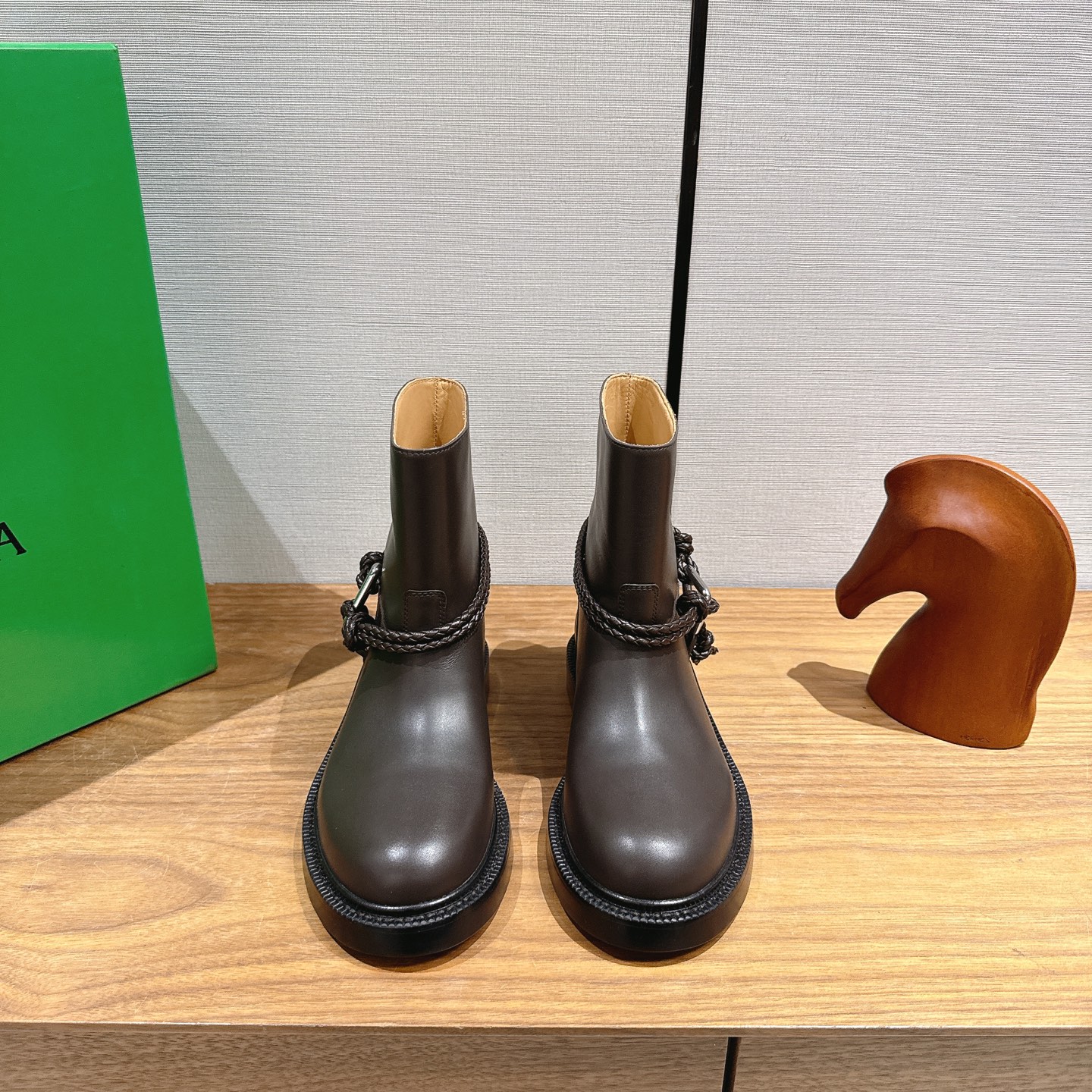 NO:626764,BV Women's James Boots Family Elements BOTTEGA VENET* Benchmarking and versioning. The hardware is consistent with the original version. Please compare with the official picture. BV Slip-on Knight Boots. The hardware is consistent with the version. Use Spanish calfskin imported from the original one-to-one method. Consistent hardware. 11 knots. Original purchase and disassembly. Another popular trend today. Ceiling. Versatile original version. Italian genuine leather combination outsole carefully designed. Never careless.  Durable and comfortable upper material is made of the same calfskin as the original. The material is soft and smooth. Hand-stitched design. Sexy and comfortable. The lining of the foot pads is made of cowhide, which is comfortable and high-end. The nailed outsole is made of the original mold. The same genuine leather outsole. The original packaging is used for benchmarking and matching. The code number is 35-39 (40 41 42 43 customized), boots, bottega veneta, bottega veneta, boots, cowhide, Leather soles19860909BV 女士James 靴 家族元素 BOTTEGA VENET* 对标对版 五金原版一致 请对比官图 BV一脚蹬 骑士靴 五金对版 一致 选用西班牙进口小牛皮原版一比一做法 一致五金 11 绳结 原版购入拆解 当今流行的又一趋势 天花板啦 百搭原版一致意大利真皮组合大底用心设计 绝不马虎 耐穿舒适鞋面材质选用同原版的小牛皮 材质柔软顺滑 手工缝制 设计 性感舒适 垫脚内里选用牛皮内里舒适高端 打钉大底选用原版开模 一致真皮大底 对标对版选用原版包装 码数35-39（40 41 42 43定制）,靴子,bottega veneta,bottega veneta,boots,cowhide,Leather soles,Women's Shoes