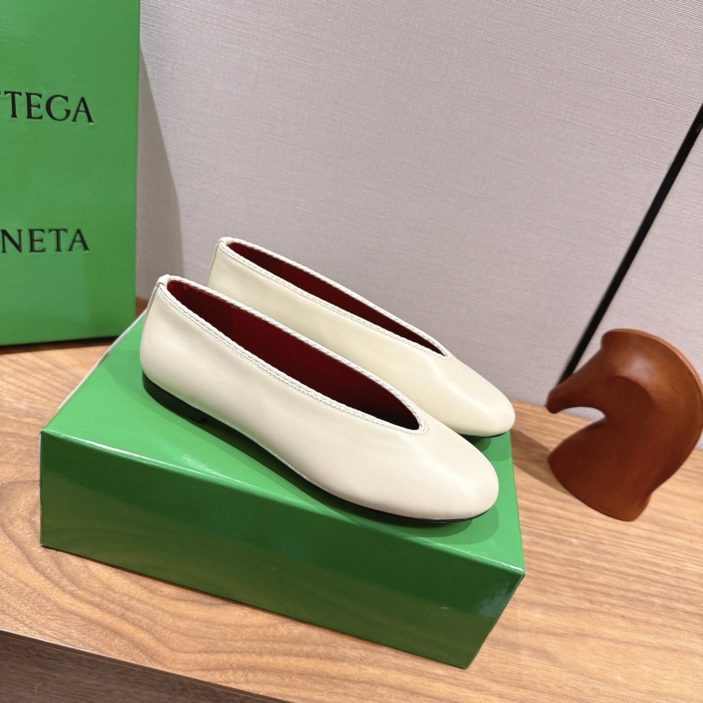 NO:626739,High-end color matching BV Rosa ballet shoes, sea salt white, lambskin, round leather lace, inlaid shoe collar, single shoe series, flat design, soft and comfortable, built-in feet, cloud-like comfort, hand-woven lace, inlaid shoe collar, super soft and comfortable. This classic model is simply bv’s latest ceiling. The colorful and versatile fabric is made of high-quality lambskin. The foot padding sheepskin lining is comfortable. The high-end outsole is made of Italian genuine leather outsole & injection molded rubber technology. Light dyeing process is used.  Use the original packaging for benchmarking and versioning, code number 35-39 (40 41 42 customized), ballet shoes, bottega veneta, sheepskin, Leather soles19860909高定配色 BV Rosa 芭蕾舞鞋 海盐白 小羊皮 圆皮花边 镶嵌鞋口 单鞋系列 平底设计 柔软舒适 内置垫脚 云朵般舒适 手工编织花边 镶嵌鞋口 超级柔软舒适 这款经典款 简直bv最新天花板啦 彩色百搭面料选用优质小羊皮 垫脚羊皮内里舒适高端大底选用意大利真皮大底&注塑橡胶工艺 运用轻染工艺 对标对版选用原版包装 码数35-39（40 41 42 定制）,芭蕾舞鞋,bottega veneta,sheepskin,Leather soles,Women's Shoes