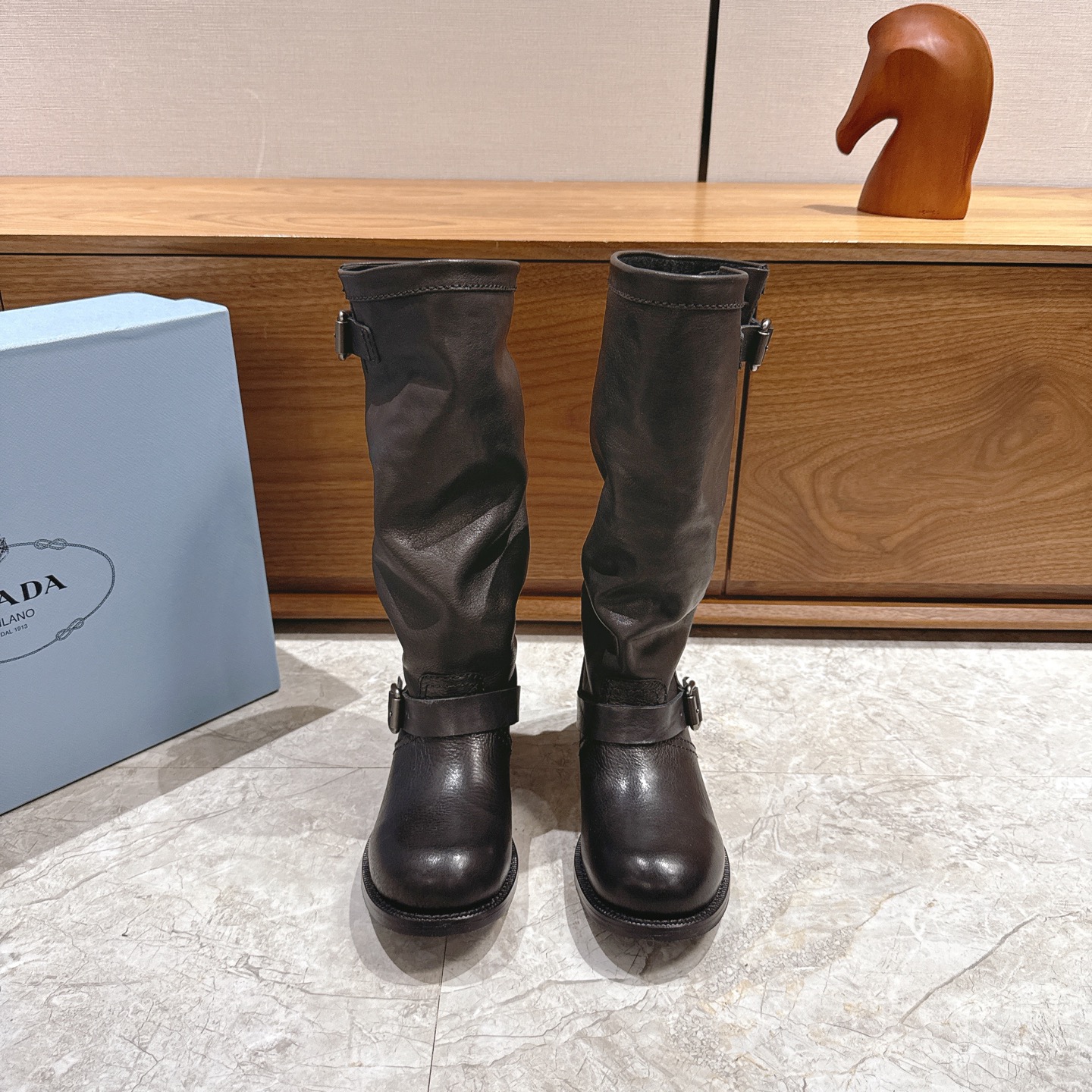 NO:626749,Prad*Prada's 2025 Autumn and Winter Hot Classic Chelsea Wrinkled Boots Cavalier Boots Series - These are super good-looking on the feet. And they can lengthen the legs. The selling point of this model is the leather outsole. I dismantled the ZP at home, the original 1:1 mold, outsole, any comparison is welcome for comfort and texture. The fabric is original imported cowhide, the lining is imported cowhide lining, the outsole is the original multi-layer leather sole. size35-39 (40.41 custom-made, non-refundable and non-exchangeable), boots, prada, prada, boots, cowhide19860909Prad*普拉达2025秋冬爆款经典款切尔西皱皱靴骑士靴系列—这款上脚超好看.而且可以拉长腿型 此款卖点在于真皮住宿大底,我家拆烂ZP,原版1:1开模,大底,欢迎任何对比舒适度与质感. 面料原版进口牛皮 内里进口牛皮内里 大底原版多层真皮鞋底 size35-39（40.41定做不退不換）,靴子,prada,prada,boots,cowhide,Women's Shoes