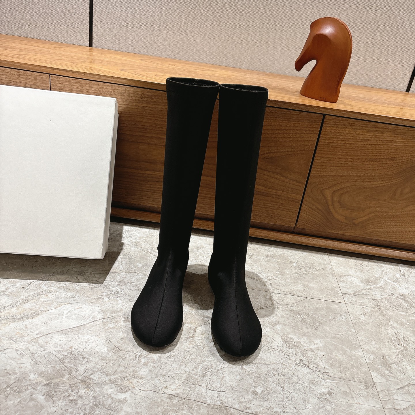 NO:560138,Silk Carven, as a brand with French elegant style, its women's elastic boots usually combine fashion design and practical functions. - Made of high-quality elastic sheepskin, which is soft, breathable, and wear-resistant, ensuring the comfort and durability of the boots. - The elastic design makes the boots fit the foot more, making them more comfortable to wear, and easy to put on and take off. Fabrics: silk satin, imported elastic Lycra, imported elastic leather, leather injection outsole  Increased heel height 2CM, size 35-39 (40 custom made, non-refundable), boots, sheepskin, real silk19860909真丝 Carven（卡纷）作为一个具有法式优雅风格的品牌,其女士弹力靴通常融合了时尚设计与实用功能. - 采用优质弹力羊皮制作,羊皮具有柔软、透气、耐磨等特点,能够确保靴子的舒适度和耐用性. - 弹力设计使得靴子更加贴合脚型,穿着更加舒适,同时也方便穿脱. 面料真丝缎面、进口弹力莱卡、进口弹力皮面 鞋底真皮注塑大底 内增跟高2CM 尺码35-39（40订做不退换）,靴子,boots,sheepskin,real silk,Women's Shoes