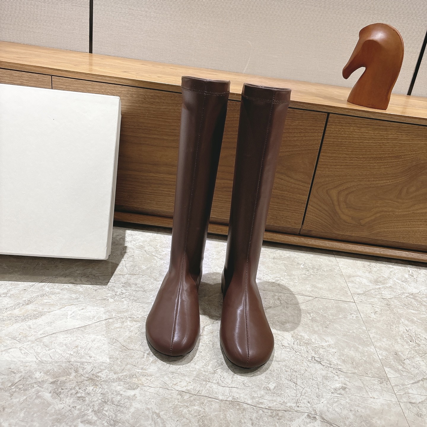 NO:560135,Leather Carven, as a brand with French elegant style, its women's stretch boots usually combine fashion design and practical functions. - Made of high-quality stretch sheepskin, which is soft, breathable, and wear-resistant, ensuring the comfort and durability of the boots. - The elastic design makes the boots fit the foot shape more, making them more comfortable to wear and easy to put on and take off. Fabrics: silk satin, imported stretch Lycra, imported stretch leather. Sole leather injection molded outsole  Increased heel height 2CM, size 35-39 (40 custom made, non-refundable), boots, sheepskin, real silk19860909皮面 Carven（卡纷）作为一个具有法式优雅风格的品牌,其女士弹力靴通常融合了时尚设计与实用功能. - 采用优质弹力羊皮制作,羊皮具有柔软、透气、耐磨等特点,能够确保靴子的舒适度和耐用性. - 弹力设计使得靴子更加贴合脚型,穿着更加舒适,同时也方便穿脱. 面料真丝缎面、进口弹力莱卡、进口弹力皮面 鞋底真皮注塑大底 内增跟高2CM 尺码35-39（40订做不退换）,靴子,boots,sheepskin,real silk,Women's Shoes