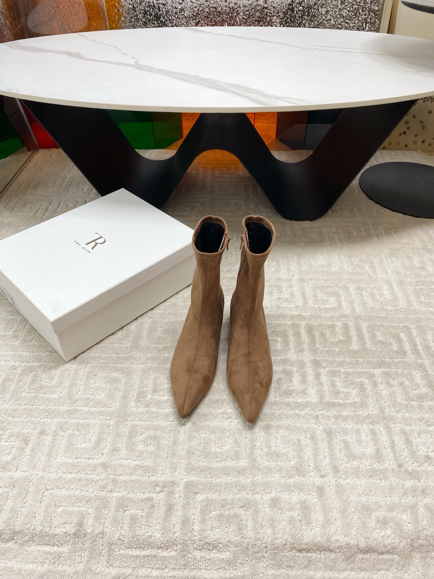 NO:626744,THE ROW 2025 Early Autumn New TR Elastic Over-the-Knee Boots Small Heel Boots  This pair of boots presents an elegant yet individual style, combining the sophistication of fashion boots with a certain sense of fashion avant-garde. It is suitable for matching with a variety of styles of clothing, from simple daily wear to personalized dinner styles. Made of elastic leather, this material not only fits the lines of the legs, but also can be worn very well.  It can well modify the leg shape, making the legs look longer and smoother, and the suede material has a high-end matte texture, which adds to the luxury and retro atmosphere of the boots. The height of the boot shaft belongs to the mid-to-high range, which can cover the calf part and has a certain tolerance and modification effect on the calf line.  Customized elastic leather upper, black cotton sheepskin lining, Italian genuine leather outsole, heel height 3cm, size 35-39 (40 custom made, non-refundable), boots, boots, sheepskin, Leather soles19860909THE ROW 2025早秋新款 TR弹力过膝靴小矮跟长靴 这双长靴呈现出优雅又不失个性的风格,结合了时装靴的精致感与一定的时尚先锋性,适合搭配多种风格的服装,从简约的日常装到个性的晚宴造型都能适配.弹力皮材质,这种材质不仅贴合腿部线条,能很好地修饰腿型,让腿部看起来更修长流畅,而且绒面材质自带一种高级的哑光质感,增添了靴子的奢华感与复古氛围.靴筒的高度属于中高筒范围,能够覆盖到小腿部分,对小腿线条有一定的包容和修饰作用. 鞋面定制弹力皮 内里垫脚黑棉羊皮 鞋底意大利真皮大底 跟高3cm 码数35-39（40定做不退换）,靴子,boots,sheepskin,Leather soles,Women's Shoes