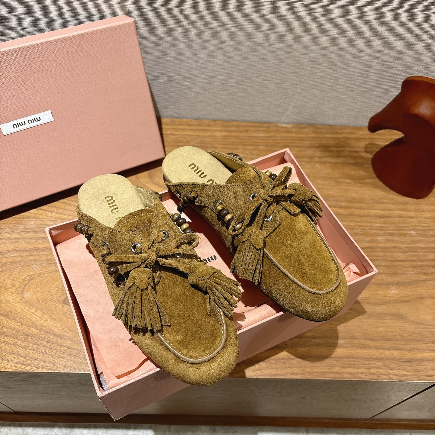 NO:626719,miumiu 2025 autumn and winter tassel beaded old money style loafers and half slippers are so beautiful, suede 'slip-on' retro shoes ~ playful lace-up tassels, retro dry different colors, and the inner brushed design make the wearing experience even higher. Very comfortable and stylish, full of energy and fashionable attitude. Easy to play on the street. Youthful and cool fashion style. Relaxed and casual elegant style. Luxurious style with high-end spirit. Customized high mercerized cow velvet.  Original outsole 35-39 (40 customized, non-refundable), loafers and half-slippers, miumiu, loafers, slippers, chamois leather19860909miumiu 2025秋冬乐流苏串珠老钱风 乐福鞋半拖鞋 太好看了,麂皮“一脚蹬”复古鞋~俏皮的系带流苏,复古的干异色系,内里磨毛的设计让穿着体验度更加高涨非常舒适又洋气充满活力与时尚态度 轻松玩转街头 青春洋溢的酷时尚风格 轻松随意的优雅风格 高定精神的奢华风格 订制高丝光牛绒  原版大底  35-39（40订做不退换）,乐福鞋半拖,miumiu,loafers,slippers,chamois leather,Women's Shoes