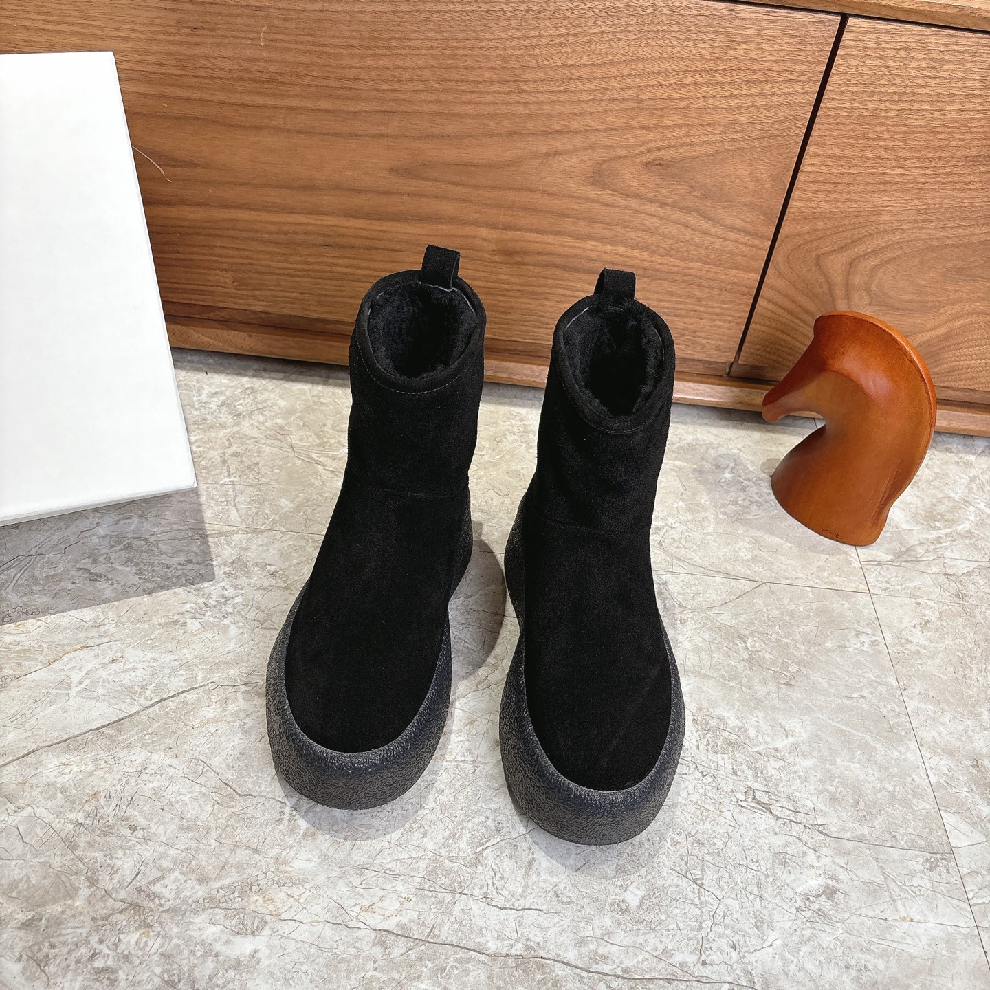 NO:626695,The Row2025ss autumn and winter platform thick-soled slip-on wool short boots original purchase one-to-one last development!  Many celebrity bloggers demonstrate the front zipper design, which is classic and timeless!  Simple and fashionable, super easy to put on and take off, and girls with high insteps don’t have to worry at all, it is a blatant height-increasing artifact. The upper is original imported cow suede, the lining is integrated with sheepskin, and the original molded one-piece rubber outsole!  Bottom thickness: about 6cm Size: 35-39 (40 yards are custom-made and cannot be returned or exchanged), snow boots, boots, sheepskin19860909The Row2025ss秋冬松糕厚底一脚蹬羊毛短靴原版购入一比一套楦开发！超多明星博主示范前拉链设计,经典不过时！简约时髦,穿脱超级方便,而且脚背高的女生也完全不用担心,明目张胆的增高神器 鞋面原版进口牛反绒 内里羊皮毛一体 原版开模一体成型橡胶大底！ 底厚:约6cm 码数:35-39（40码定做不退换）,雪地靴,boots,sheepskin,Women's Shoes