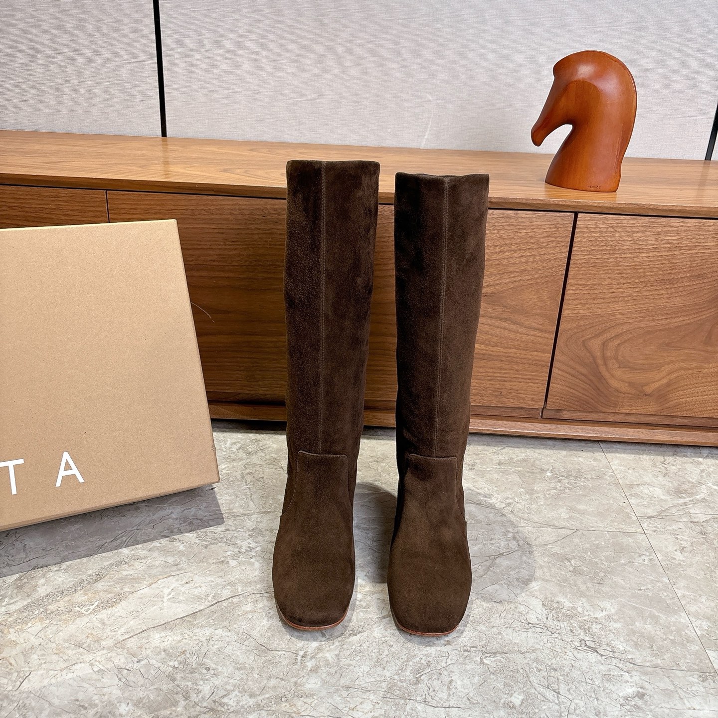 NO:626686,Top original version Miista 25ss autumn and winter new simple luxury slip-on boots Exclusive original 1:1 replica, unique craftsmanship straight design, double handmade shoes with complex craftsmanship, full cowhide lining, (not the ordinary PU splicing lining on the market, one-time shoe molding, not the original shape) Wearing inspiration comes from both hands ~ Calf leather material is super soft and comfortable, a boutique product with a taste for time travel Italian genuine leather outsole The same craftsmanship as the original  Original consistent outsole Size 35-39 (40 orders are not returnable), boots, cowhide, Leather soles19860909顶级原单版本 Miista 25ss 秋冬新款 简奢一脚蹬长靴 独家原版1:1复刻,独具匠心工艺直筒设计,双手工猛鞋复杂工艺,全牛皮内里,（非市面普通pu拼接内里,一次猛鞋成型,不对原版型体） 穿搭灵感双手奉上~ 小牛皮材质超软超舒适 越穿越有味道的一款精品  意大利真皮大底 原版一致工艺 原版一致大底 Size35-39（40订做不退换）,靴子,boots,cowhide,Leather soles,Women's Shoes