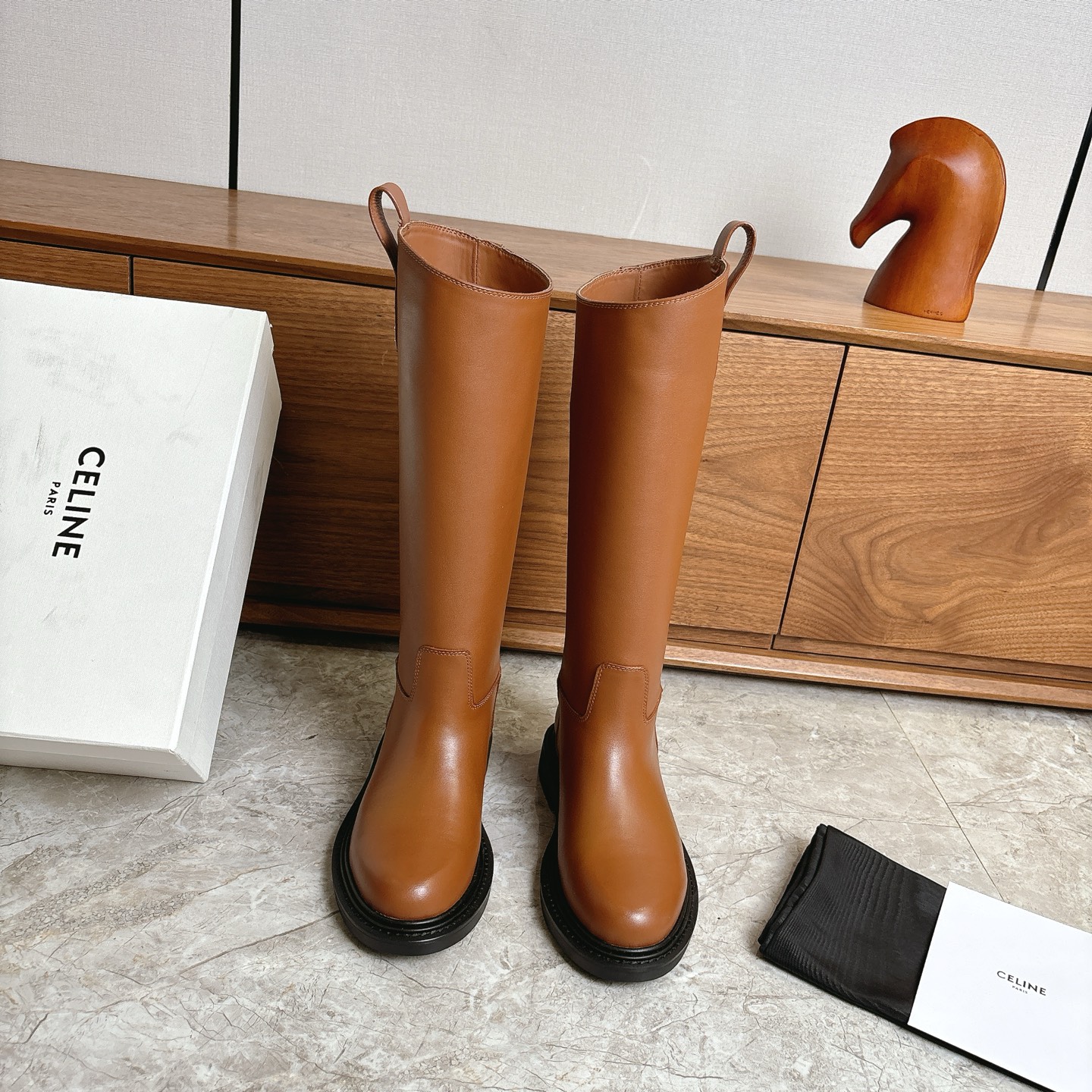NO:560124,Top version CELINE Celine 2025 autumn and winter new Yang Mi's same style knight boots Arc de Triomphe British style short boots are simple, stylish and timeless. They are classics that will never fade away in the fashion circle. The retro British style allows you to wear a different temperament. Matching logo. Fabric 1:1 customized silk cowhide (correct version). Sheepskin lining inside. Sole original molded sole.  Size 35-39# (40# custom-made, non-refundable), boots, celine, celine, boots, cowhide, sheepskin19860909顶级版本 赛琳长筒骑士靴 CELINE塞琳 2025秋冬新款杨幂同款骑士靴 凯旋门英伦风短靴简约大气时髦耐看不过时是时尚圈永不退潮的经典所在,复古的英伦风格,让你穿出不一样的气质对版logo 面料1:1定制丝绸牛皮(正确版) 内里羊皮内里 鞋底原版开模鞋底 码数35-39#（40#订做不退换）,靴子,celine,celine,boots,cowhide,sheepskin,Women's Shoes
