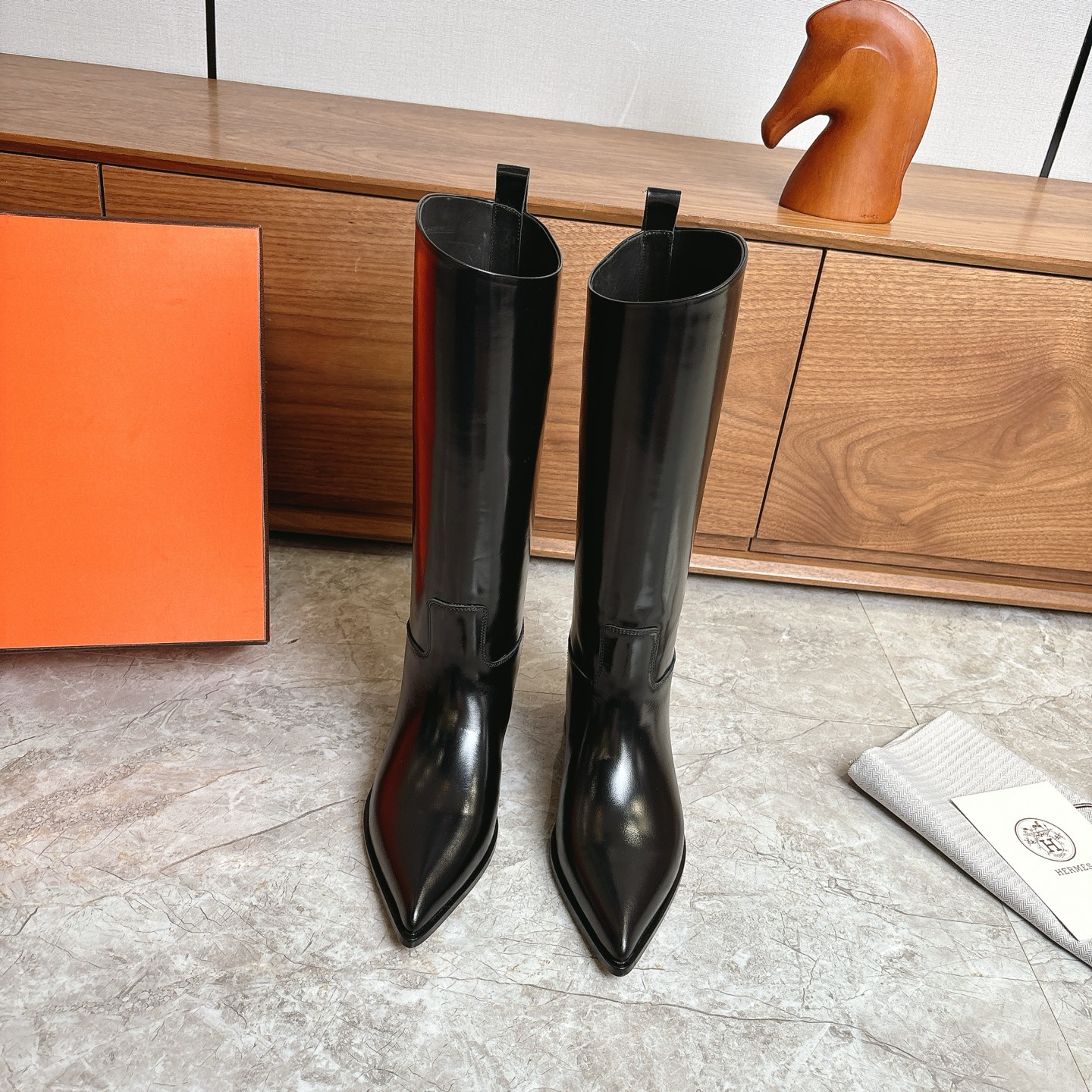NO:560127,Hermes autumn and winter latest old money style pointed toe knight boots, long boots, counters are very difficult to stock. The design style of home boots is usually classic and simple. This catwalk boot breaks the traditional design style. The pointed toe design style matches the most popular body shape, showing a noble and elegant character. It has a full sense of fashion. The lines are smooth and natural, and can elegantly wrap the leg lines, showing the slender leg outline. Whether it is paired with a skirt or trousers, it has a unique flavor. The upper is customized calf leather.  The lining is made of cowhide, Italian genuine leather outsole Size 35-41 (40.41 custom-made and non-returnable), boots, hermes, hermes, boots, skirts, cowhide, Leather soles19860909Hermes 爱马仕秋冬最新款老钱风尖头 骑士靴 长靴 专柜超难配货 家靴子的设计风格通常以经典简约为主 这款走秀靴打破传统设计风格 尖头设计风格配上时下最流行的型体 展现出高贵大气的特质 时尚感拉满 线条流畅自然,能够优雅地包裹腿部线条,展现出修长的腿部轮廓,无论是搭配裙装还是裤装都别有一番风味.鞋面定制小牛皮 内里垫脚牛皮 意大利真皮大底Size35-41（40.41定做不退换）,靴子,hermes,hermes,boots,skirts,cowhide,Leather soles,Women's Shoes