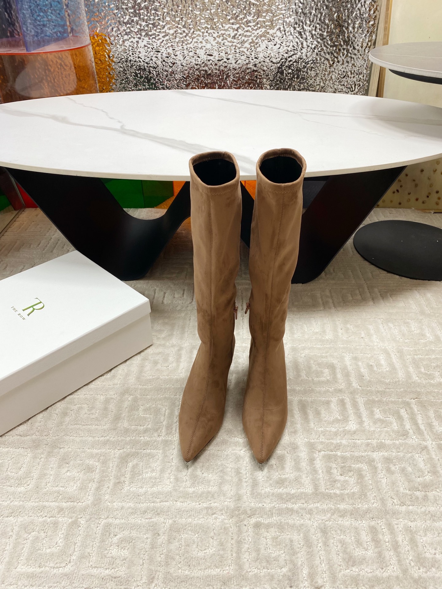 NO:560121,THE ROW 2025 Early Autumn New TR Elastic Over-the-Knee Boots Small Heel Boots  This pair of boots presents an elegant yet individual style, combining the sophistication of fashion boots with a certain sense of fashion avant-garde. It is suitable for matching with a variety of styles of clothing, from simple daily wear to personalized dinner styles. Made of elastic leather, this material not only fits the lines of the legs, but also can be worn very well.  It can well modify the leg shape, making the legs look longer and smoother, and the suede material has a high-end matte texture, which adds to the luxury and retro atmosphere of the boots. The height of the boot shaft belongs to the mid-to-high range, which can cover the calf part and has a certain tolerance and modification effect on the calf line.  Customized stretch leather upper, black cotton sheepskin lining, Italian genuine leather outsole, heel height 8.5cm   Size 35-39 (40 is custom-made and non-refundable), boots, sheepskin, Leather soles19860909THE ROW 2025早秋新款 TR弹力过膝靴小矮跟长靴 这双长靴呈现出优雅又不失个性的风格,结合了时装靴的精致感与一定的时尚先锋性,适合搭配多种风格的服装,从简约的日常装到个性的晚宴造型都能适配.弹力皮材质,这种材质不仅贴合腿部线条,能很好地修饰腿型,让腿部看起来更修长流畅,而且绒面材质自带一种高级的哑光质感,增添了靴子的奢华感与复古氛围.靴筒的高度属于中高筒范围,能够覆盖到小腿部分,对小腿线条有一定的包容和修饰作用. 鞋面定制弹力皮 内里垫脚黑棉羊皮 鞋底意大利真皮大底 跟高8.5cm 码数35-39（40定做不退换）,靴子,boots,sheepskin,Leather soles,Women's Shoes