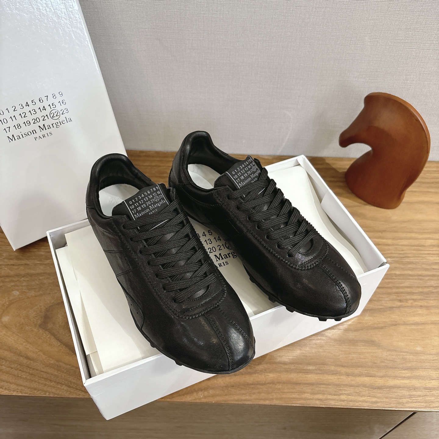 NO:560129,Maison Margiela 2025 Autumn and Winter Series Forrest Gump moral training shoes for couples! The outline of the new Sprinters sneakers is made of distressed vegetable soft cowhide, inspired by retro running shoes. Through distressing, stitching, splicing and other processes, the single product is given new life and beauty. The tongue is decorated with classic number logos, with non-slip spike soles, and the tail is decorated with the iconic white stitching logo, full of craftsmanship. Fabric: cowhide Original rubber outsole  Size: 35-39 40-44 (customized 40 for women and 45 for men) with original packaging, casual shoes/sports shoes, masion margiela, sneakers, cowhide19860909Maison Margiela 马吉拉2025秋冬系列情侣款阿甘鞋德训鞋! 新款Sprinters运动鞋轮廓采用做旧植柔牛皮制成,灵感来源于复古跑鞋.通过做旧、缝线、拼接等工艺,赋予单品新的生命和美感.舌头饰有经典的数字标志,搭配有防滑的钉状鞋底,鞋尾饰有标志性的白色缝线logo,充满工艺感. 面料:牛皮 原版橡胶大底 码数:35-39 40-44(女40男45定做) 配原版一致包装,休闲鞋/运动鞋,masion margiela,sneakers,cowhide,Women's Shoes