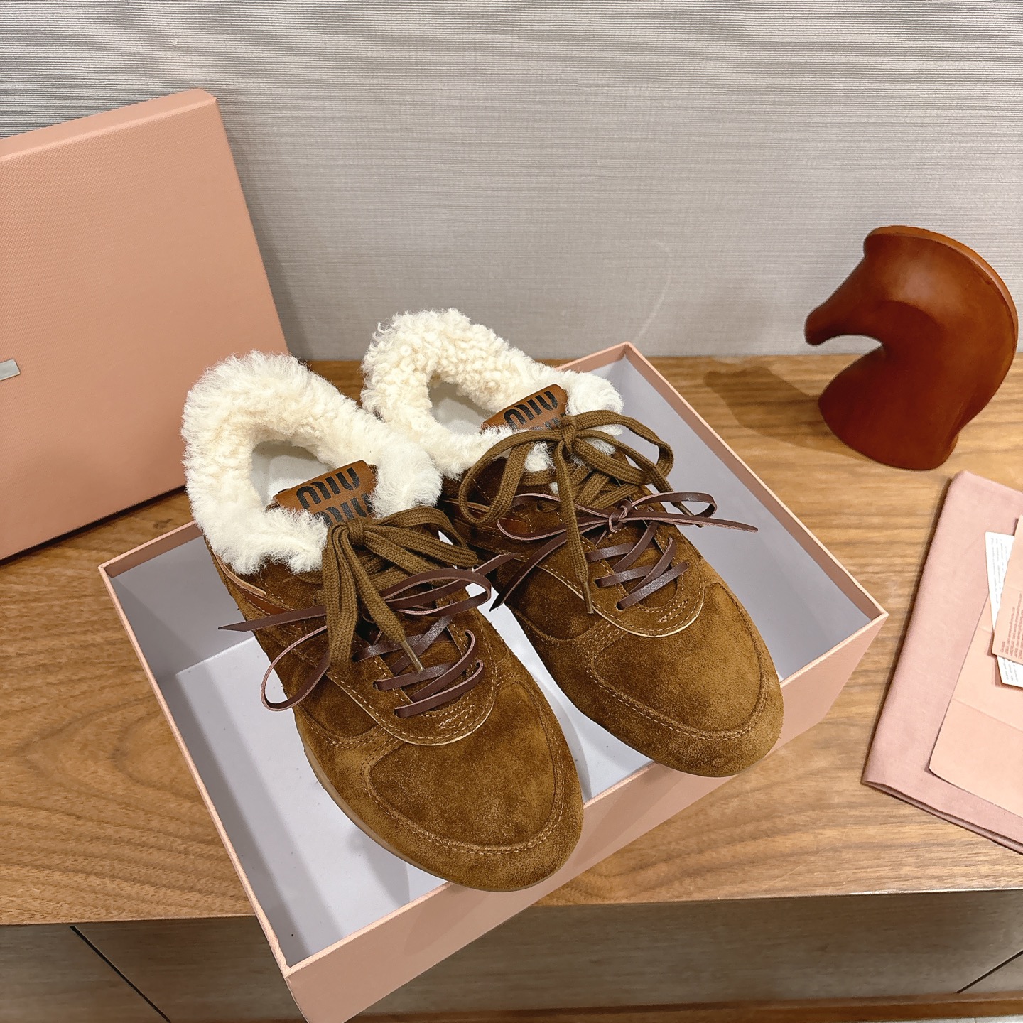 NO:626690,Maoli miumiu x New Balanc* sneakers. Exclusive new colors. New mesh. Love it so much. Double shoelace design. Pay attention to the shoelaces!  !  The original version is navy blue, not black!  !  Stop looking at pictures and making prints!  So cool!  A new joint project with New Balance was exposed at the show. It is designed based on 530. The upper is made by Niu Jing and is very textured. The shoelaces use the recently popular double shoelaces. Size 35-39 (40 orders are not returned or exchanged), casual shoes/sports shoes, miumiu, sneakers19860909毛里 miumiu x New Balanc* 运动鞋 独家新增色 新增网面太爱了 双鞋带的设计 鞋带注意！！原版是藏蓝色不是黑色！！杜绝看图打版！酷毙了！大秀上曝光了与New Balance 的全新联名企划 以530为蓝本设计 鞋面牛京打造十分有质感 鞋带采用了最近很流行的双鞋带 Size 35-39 (40订做不退换）,休闲鞋/运动鞋,miumiu,sneakers,Women's Shoes