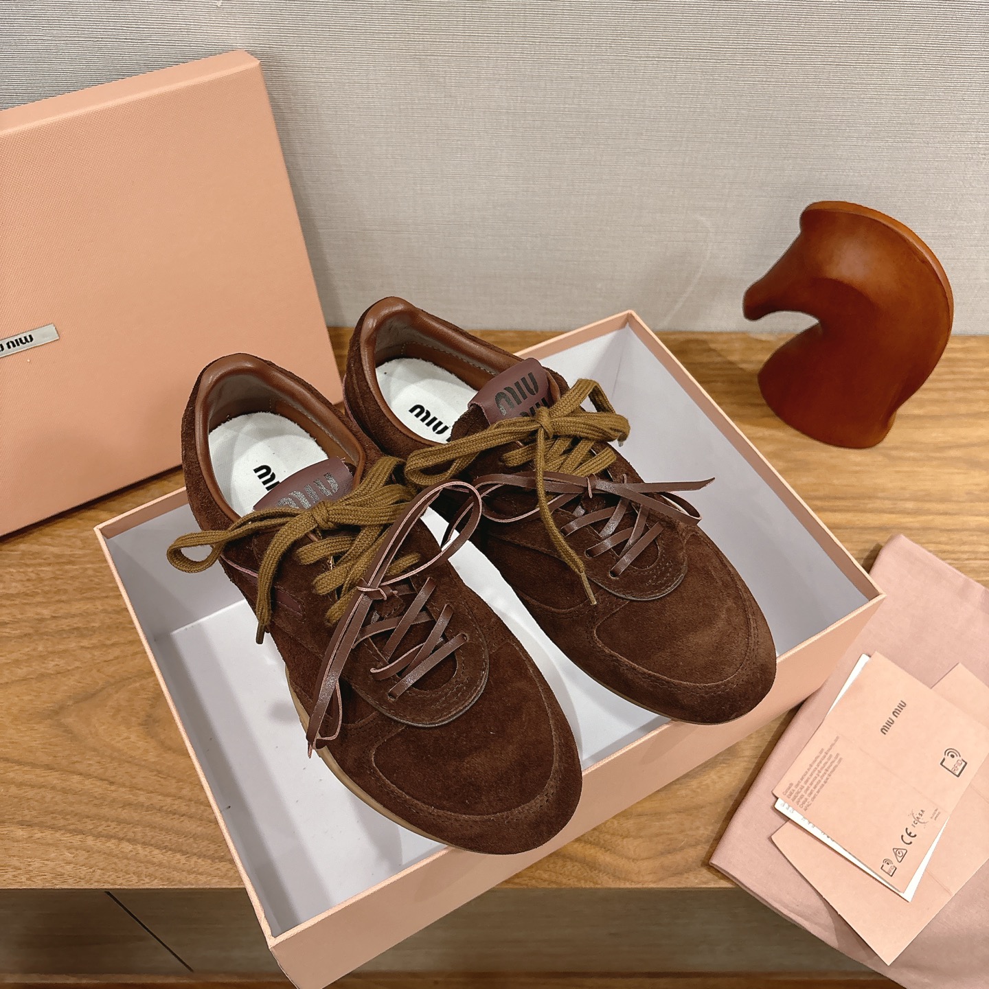 NO:626694,Pili miumiu x New Balanc* sneakers. Exclusive new colors. New mesh. Love it so much. Double shoelace design. Pay attention to the shoelaces!  !  The original version is navy blue, not black!  !  Stop looking at pictures and making prints!  So cool!  A new joint project with New Balance was exposed at the show. It is designed based on 530. The upper is made by Niu Jing and is very textured. The shoelaces use the recently popular double shoelaces. Size 35-39 (40 orders are not returned or exchanged), casual shoes/sports shoes, miumiu, sneakers19860909皮里 miumiu x New Balanc* 运动鞋 独家新增色 新增网面太爱了 双鞋带的设计 鞋带注意！！原版是藏蓝色不是黑色！！杜绝看图打版！酷毙了！大秀上曝光了与New Balance 的全新联名企划 以530为蓝本设计 鞋面牛京打造十分有质感 鞋带采用了最近很流行的双鞋带 Size 35-39 (40订做不退换）,休闲鞋/运动鞋,miumiu,sneakers,Women's Shoes